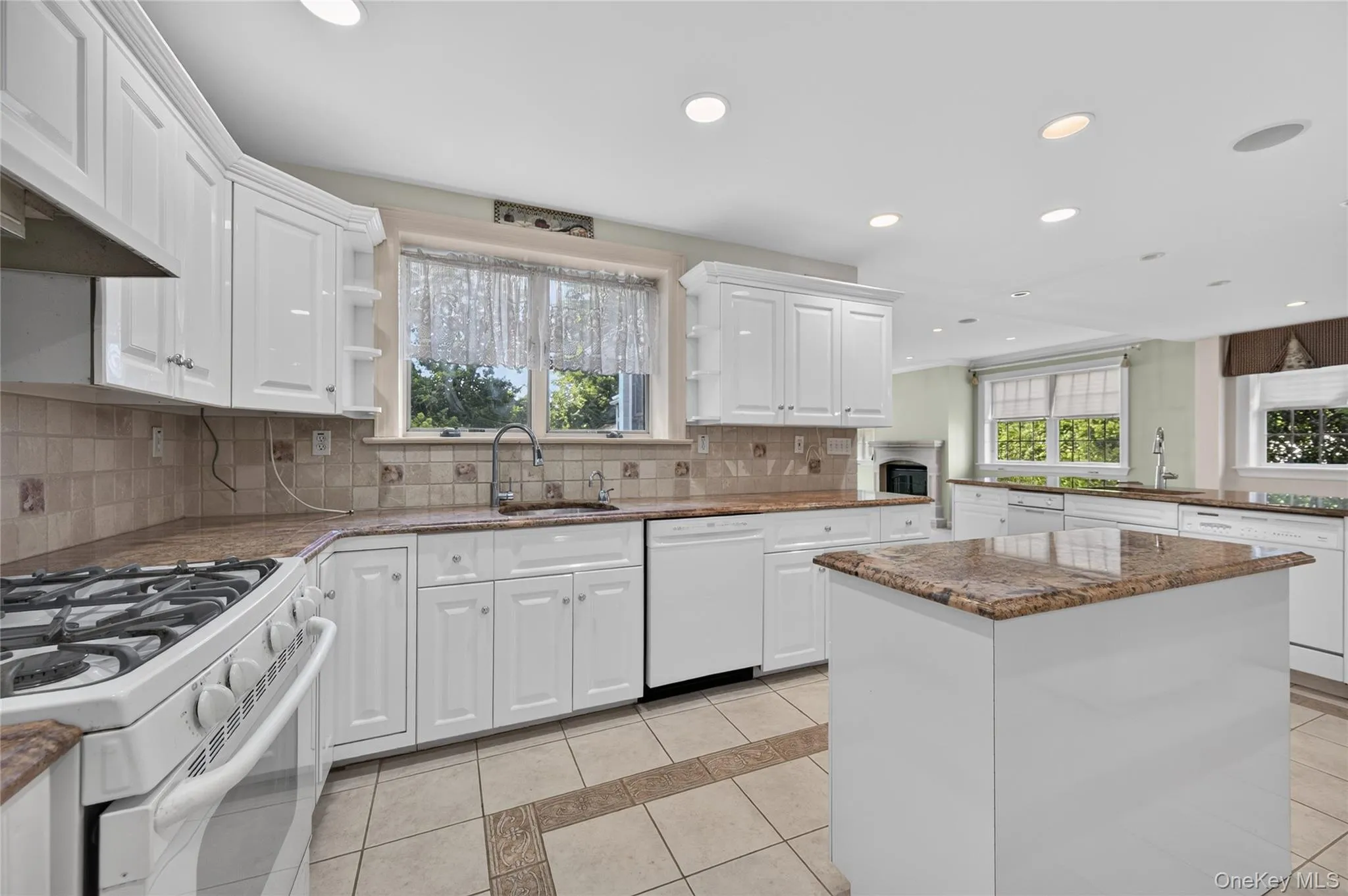 Eat-in Kitchen Eat-in Kitchen