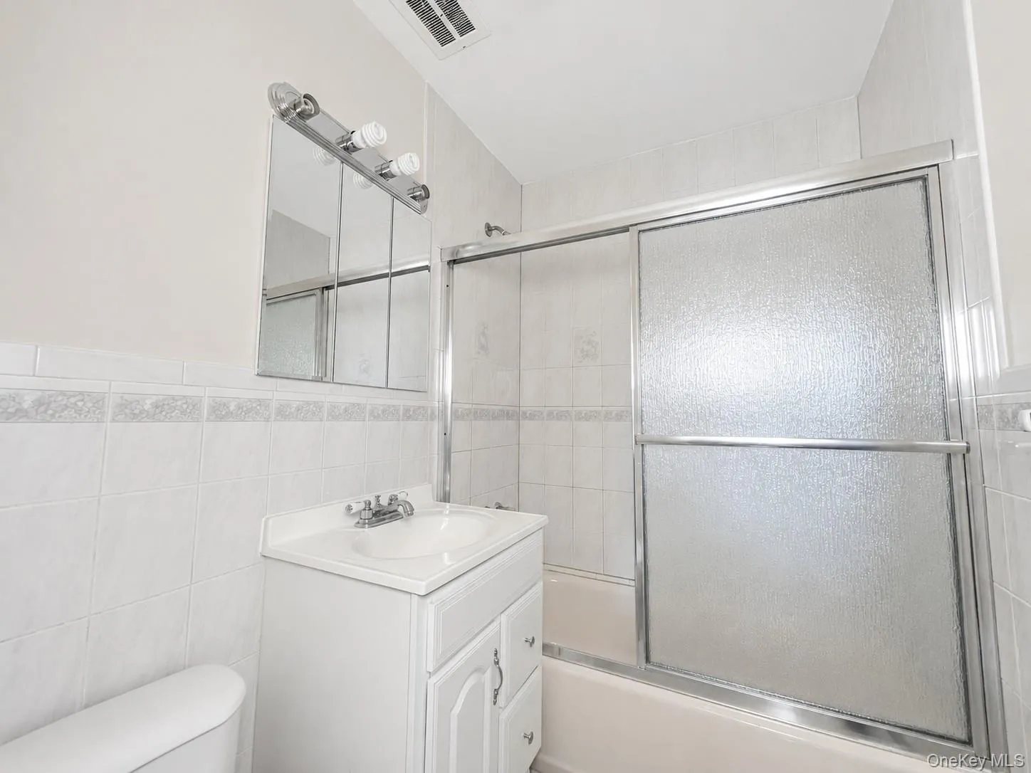 70-65 Walnut Street, New York, NY, 3 Bedrooms Bedrooms, 5 Rooms Rooms,1 BathroomBathrooms,Residential Lease,For Rent,Walnut,0,1025271 70-65 Walnut Street, New York, NY, 3 Bedrooms Bedrooms, 5 Rooms Rooms,1 BathroomBathrooms,Residential Lease,For Rent,Walnut,0,1025271