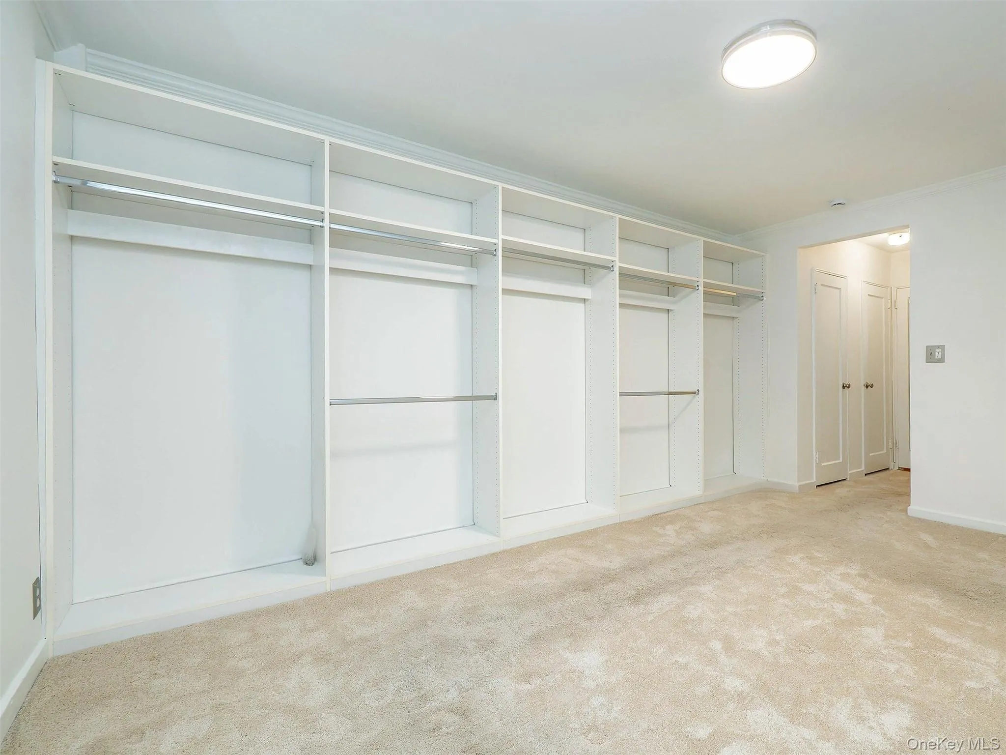 Large capacity built-in closets Large capacity built-in closets