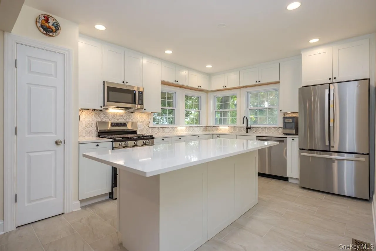 Spacious island, quartz counters Spacious island, quartz counters