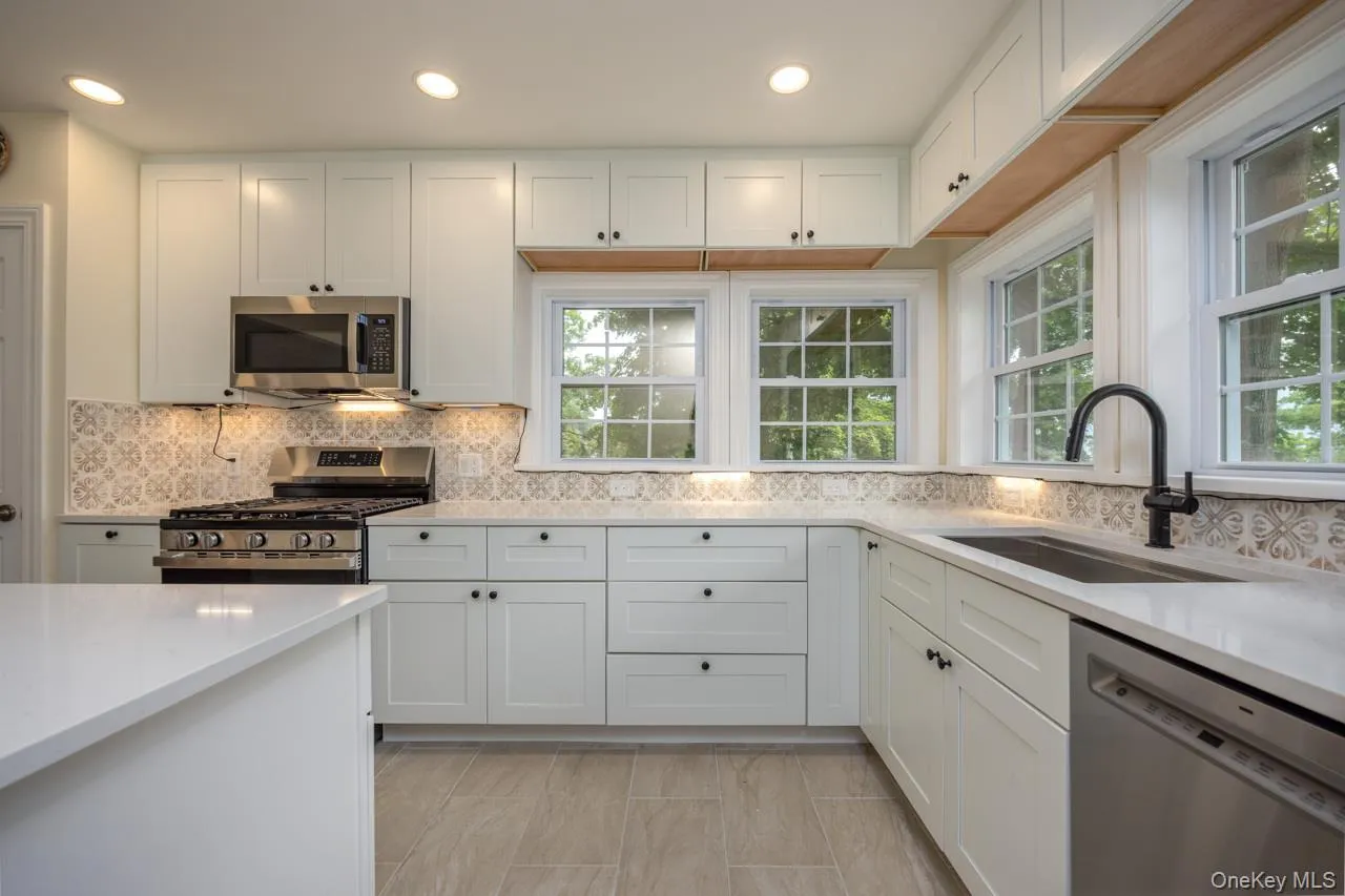 Shaker cabinets, tile backsplash Shaker cabinets, tile backsplash