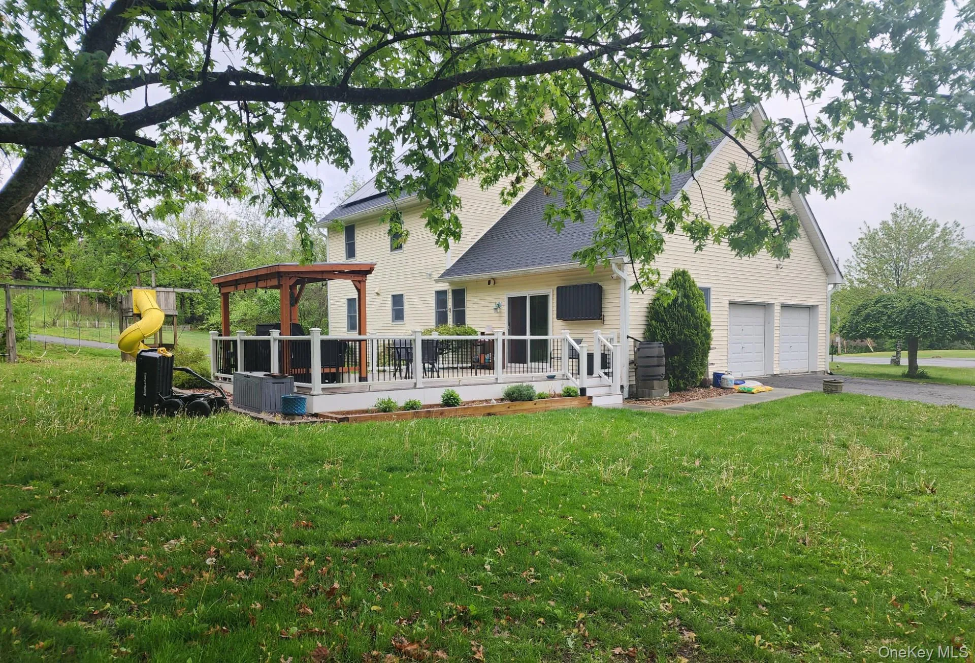 Pretty yard enhances the setting Pretty yard enhances the setting