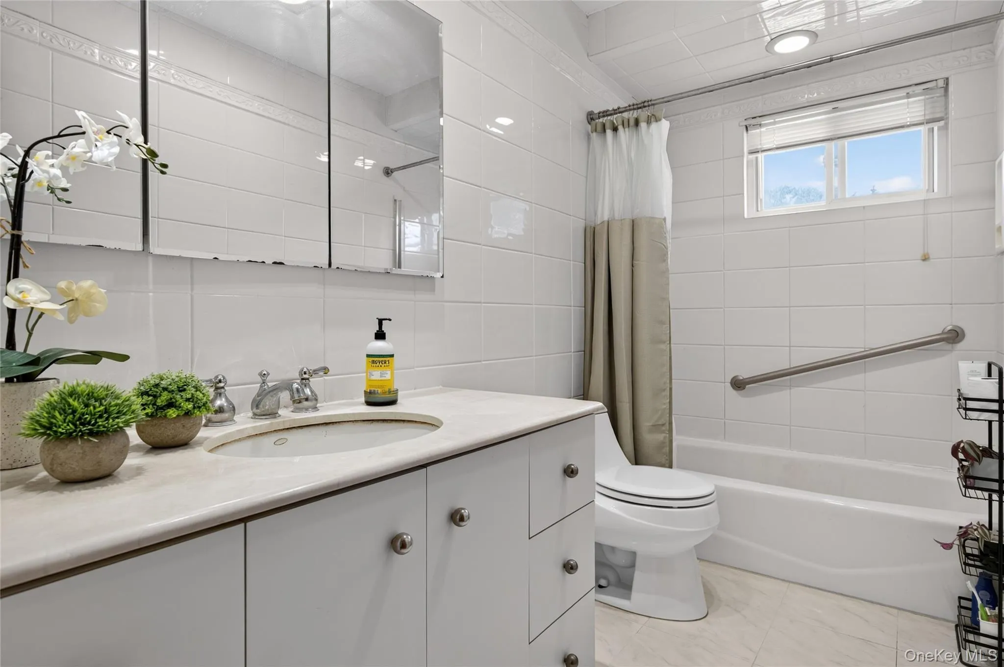14 Holiday Park Drive, North Hempstead, NY, 3 Bedrooms Bedrooms, 7 Rooms Rooms,2 BathroomsBathrooms,Residential,For Rent,Holiday Park,0,1025337 14 Holiday Park Drive, North Hempstead, NY, 3 Bedrooms Bedrooms, 7 Rooms Rooms,2 BathroomsBathrooms,Residential,For Rent,Holiday Park,0,1025337