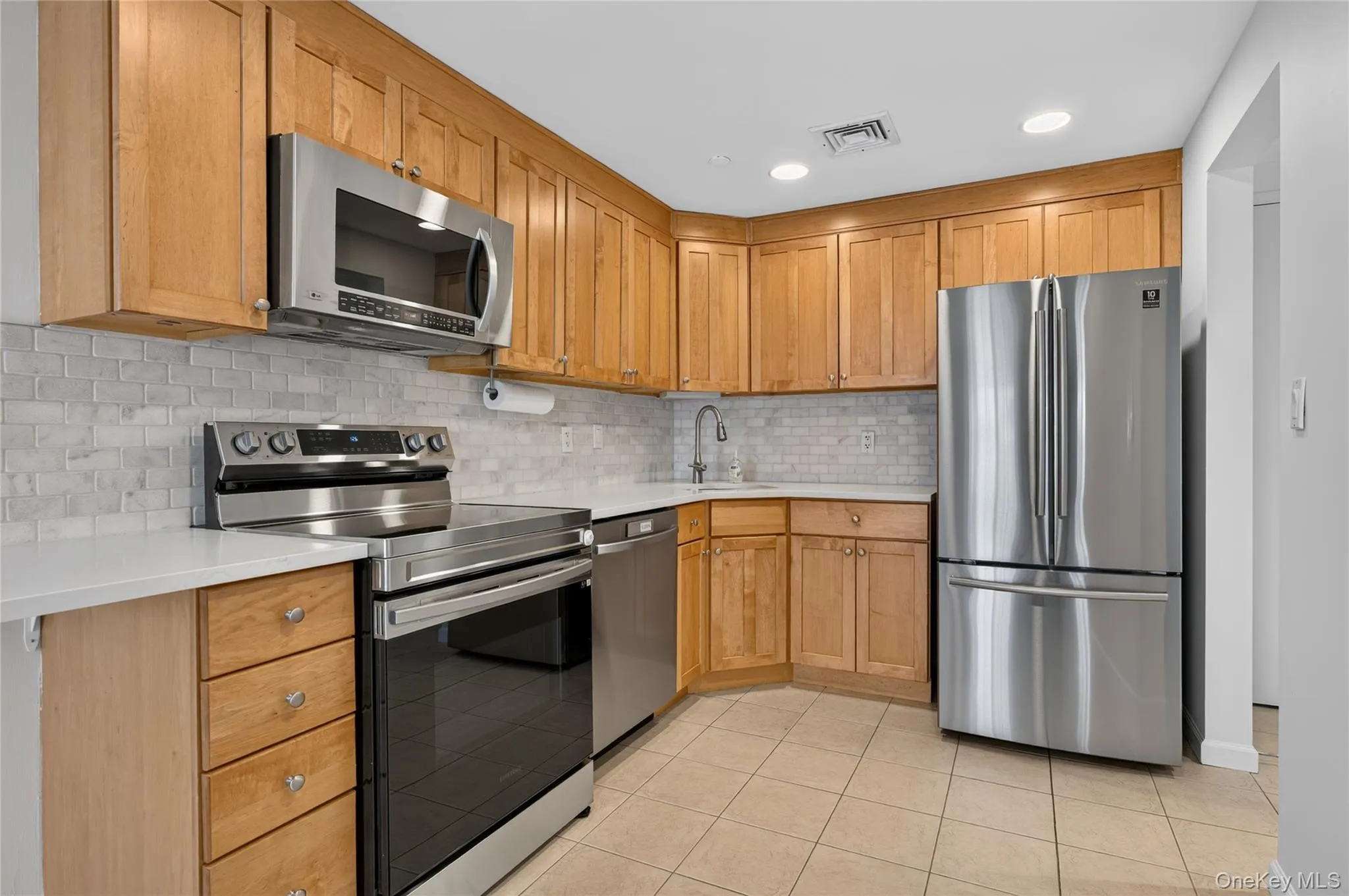 242 Maple Avenue, North Hempstead, NY, 1 Bedroom Bedrooms, 3 Rooms Rooms,1 BathroomBathrooms,Residential Lease,For Rent,Maple,0,1025349 242 Maple Avenue, North Hempstead, NY, 1 Bedroom Bedrooms, 3 Rooms Rooms,1 BathroomBathrooms,Residential Lease,For Rent,Maple,0,1025349