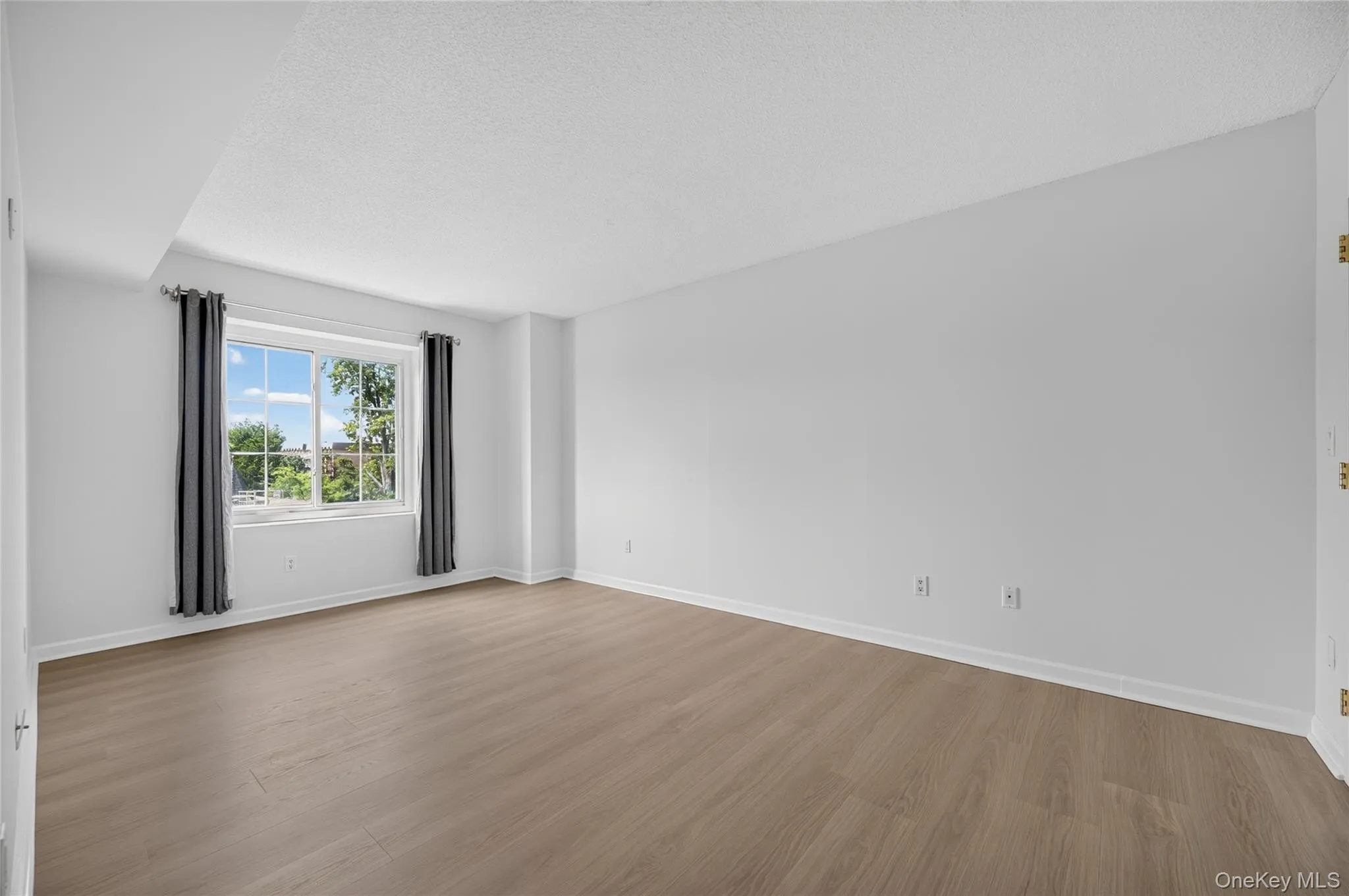 242 Maple Avenue, North Hempstead, NY, 1 Bedroom Bedrooms, 3 Rooms Rooms,1 BathroomBathrooms,Residential Lease,For Rent,Maple,0,1025349 242 Maple Avenue, North Hempstead, NY, 1 Bedroom Bedrooms, 3 Rooms Rooms,1 BathroomBathrooms,Residential Lease,For Rent,Maple,0,1025349