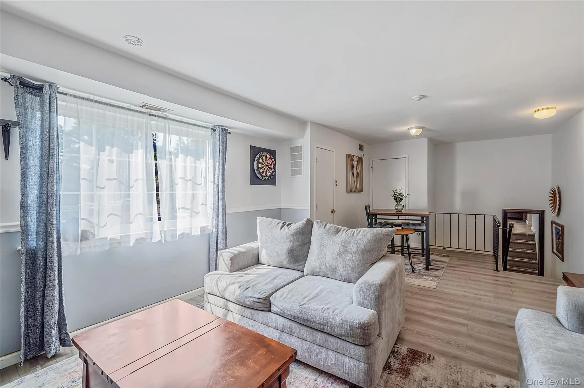 Large window allowing lots of natural light Large window allowing lots of natural light