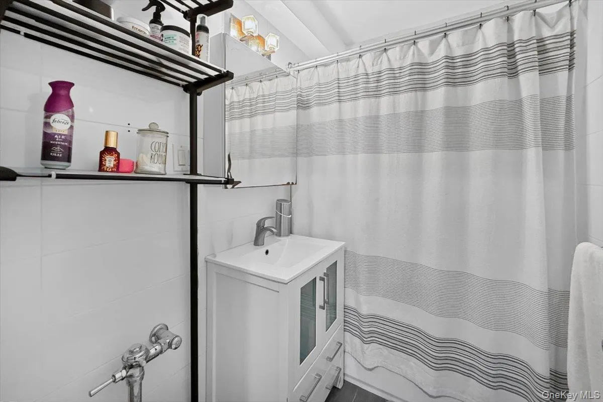 2160 Tremont Avenue, New York, NY, 2 Bedrooms Bedrooms, 4 Rooms Rooms,1 BathroomBathrooms,Residential,For Rent,Tremont,0,1025354 2160 Tremont Avenue, New York, NY, 2 Bedrooms Bedrooms, 4 Rooms Rooms,1 BathroomBathrooms,Residential,For Rent,Tremont,0,1025354