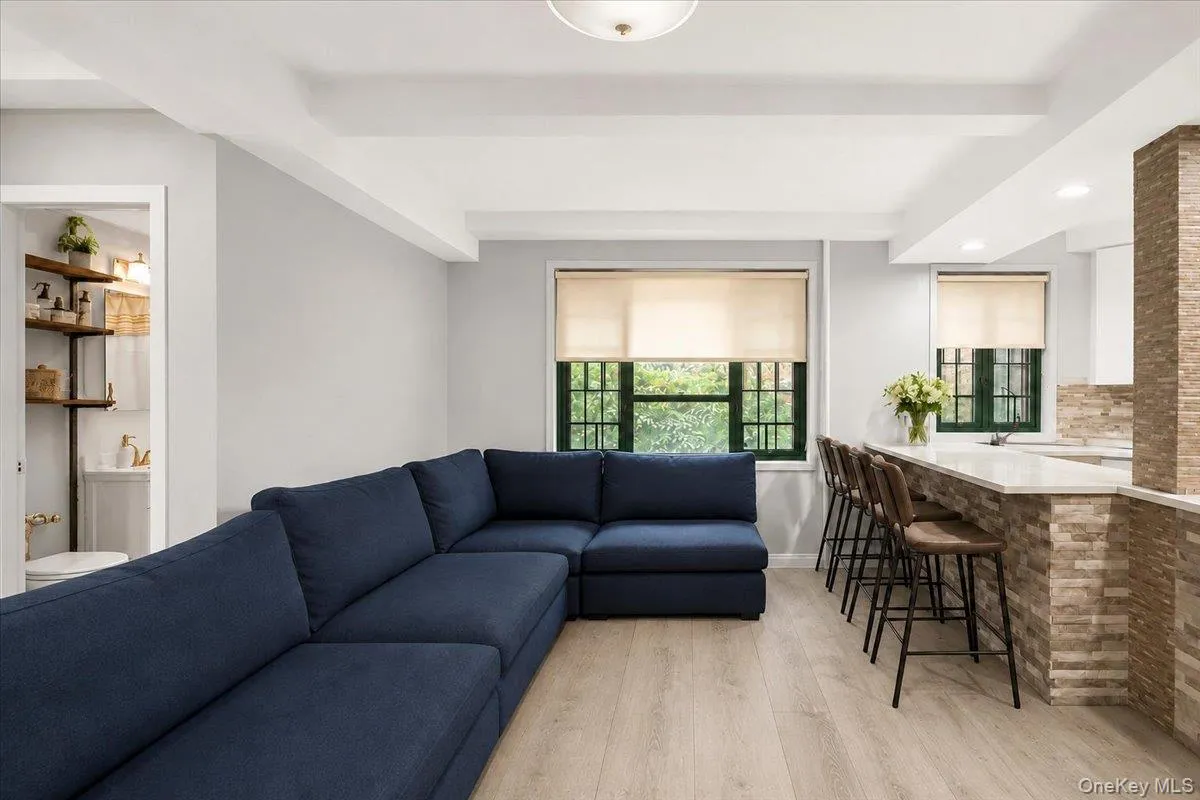 2160 Tremont Avenue, New York, NY, 2 Bedrooms Bedrooms, 4 Rooms Rooms,1 BathroomBathrooms,Residential,For Rent,Tremont,0,1025354 2160 Tremont Avenue, New York, NY, 2 Bedrooms Bedrooms, 4 Rooms Rooms,1 BathroomBathrooms,Residential,For Rent,Tremont,0,1025354