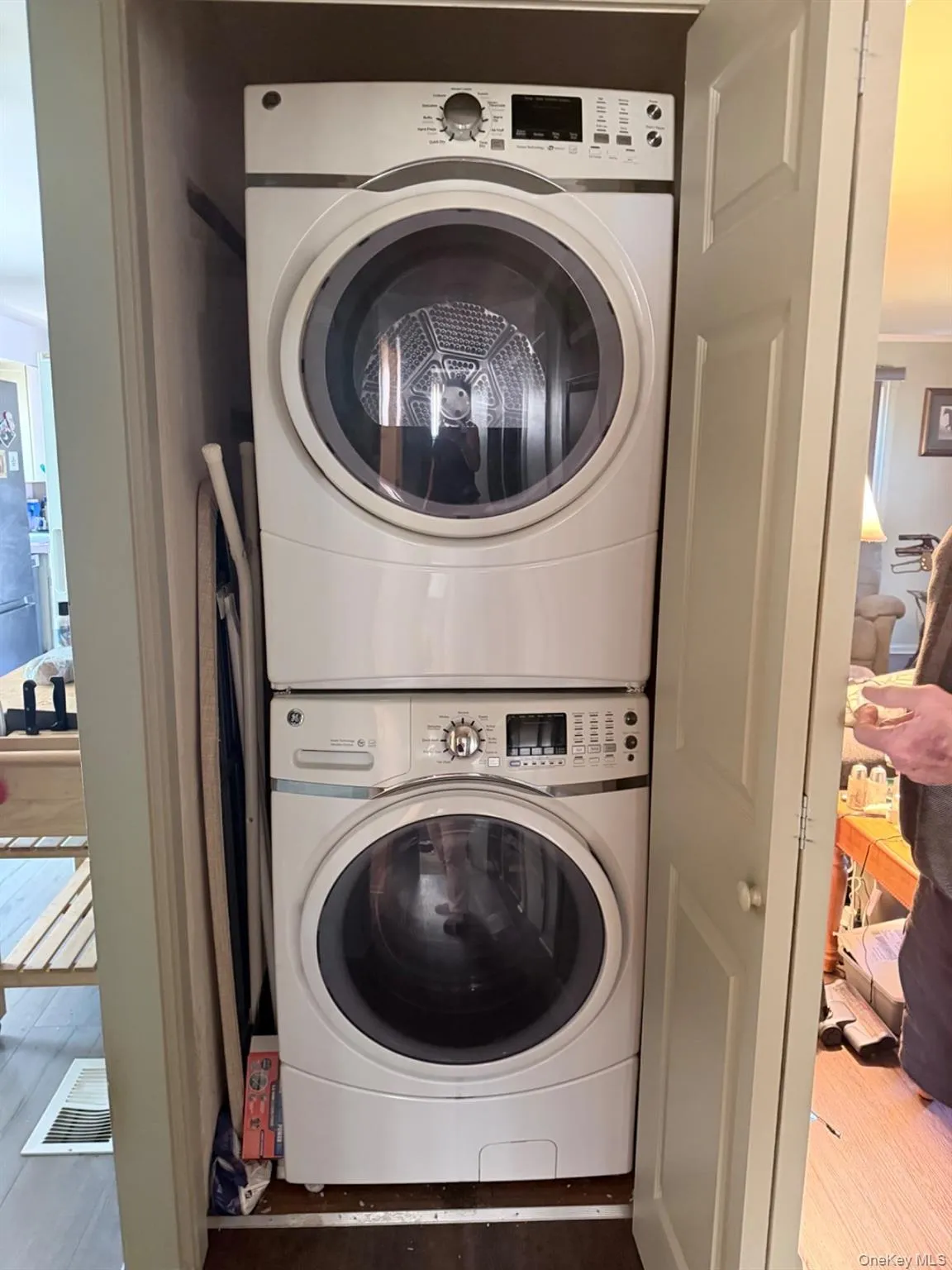 162 Landon Avenue, Out Of Area, NY, 2 Bedrooms Bedrooms, 5 Rooms Rooms,1 BathroomBathrooms,Residential,For Rent,Landon,0,1025363 162 Landon Avenue, Out Of Area, NY, 2 Bedrooms Bedrooms, 5 Rooms Rooms,1 BathroomBathrooms,Residential,For Rent,Landon,0,1025363
