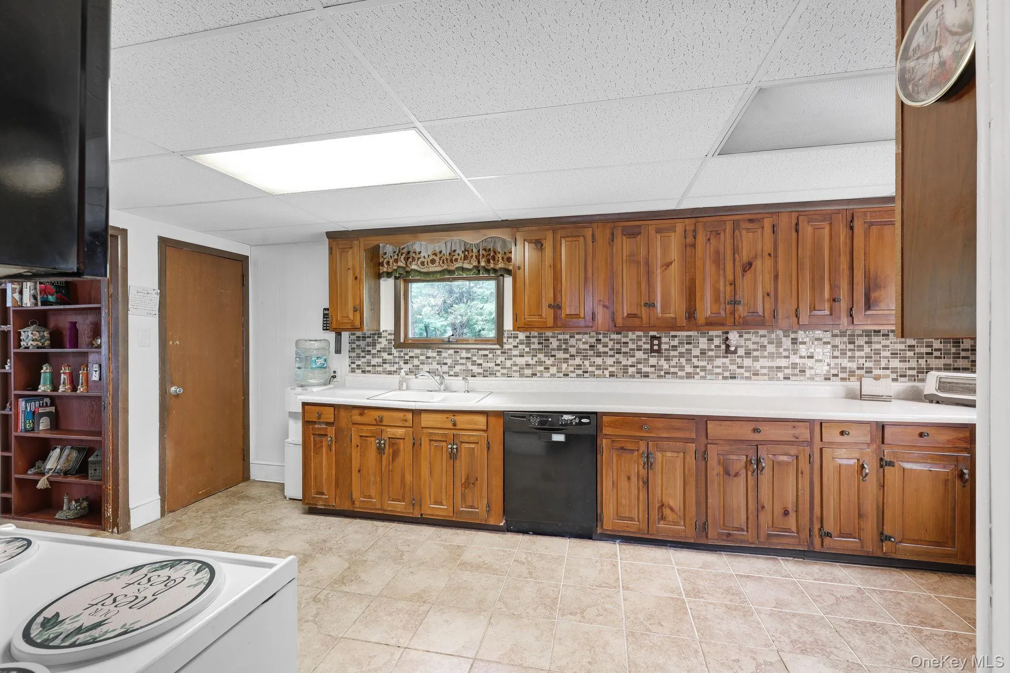 Long kitchen with plenty of counter space. Long kitchen with plenty of counter space.
