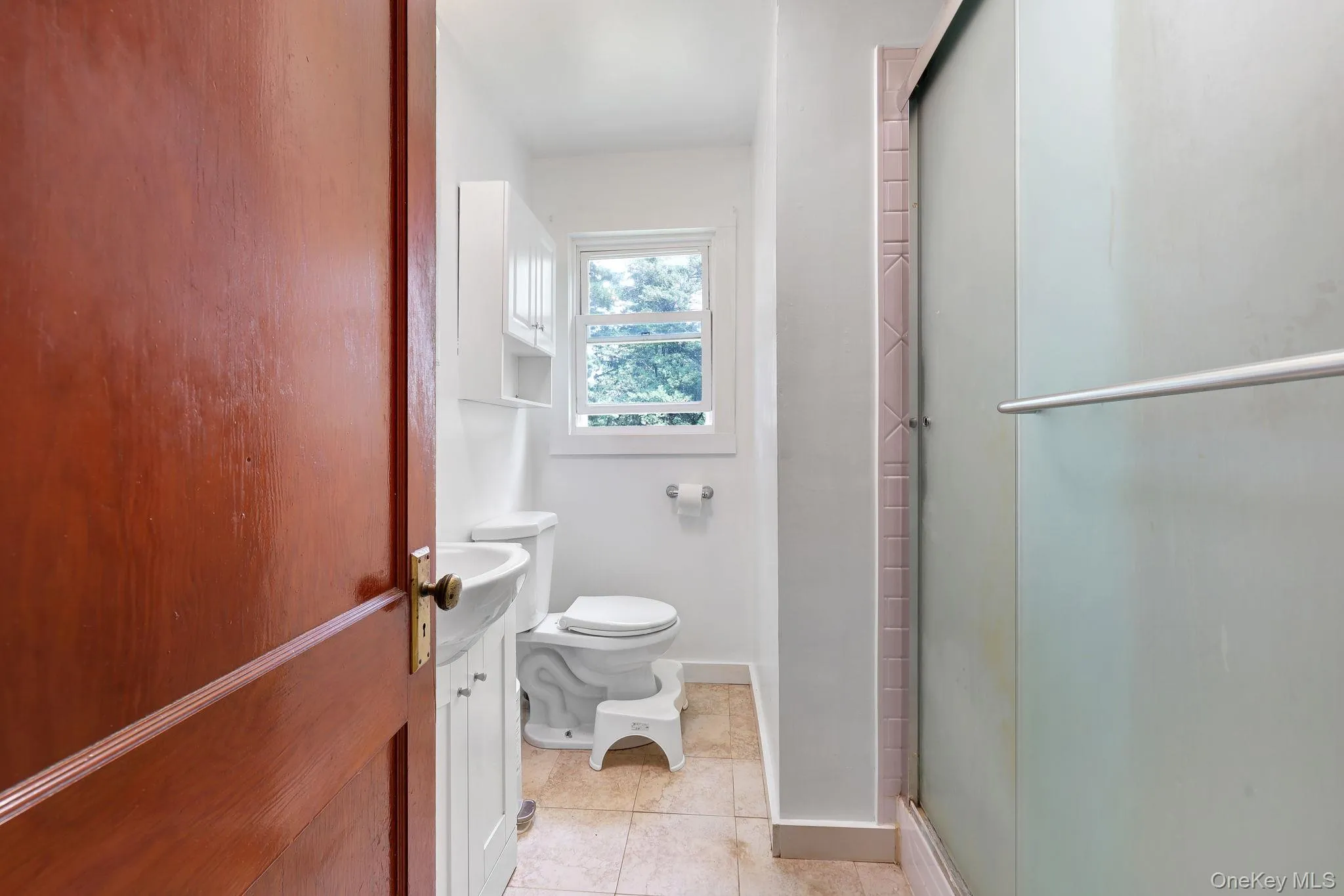 Second floor full bathroom. Second floor full bathroom.