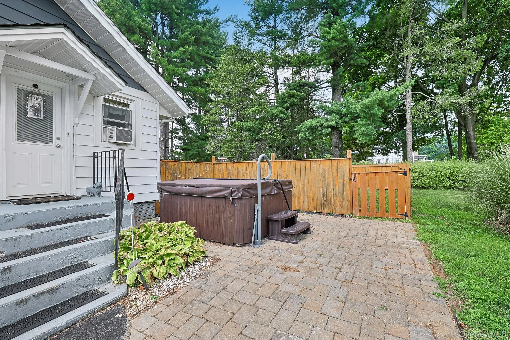 Backyard with patio and jacuzzi. Backyard with patio and jacuzzi.