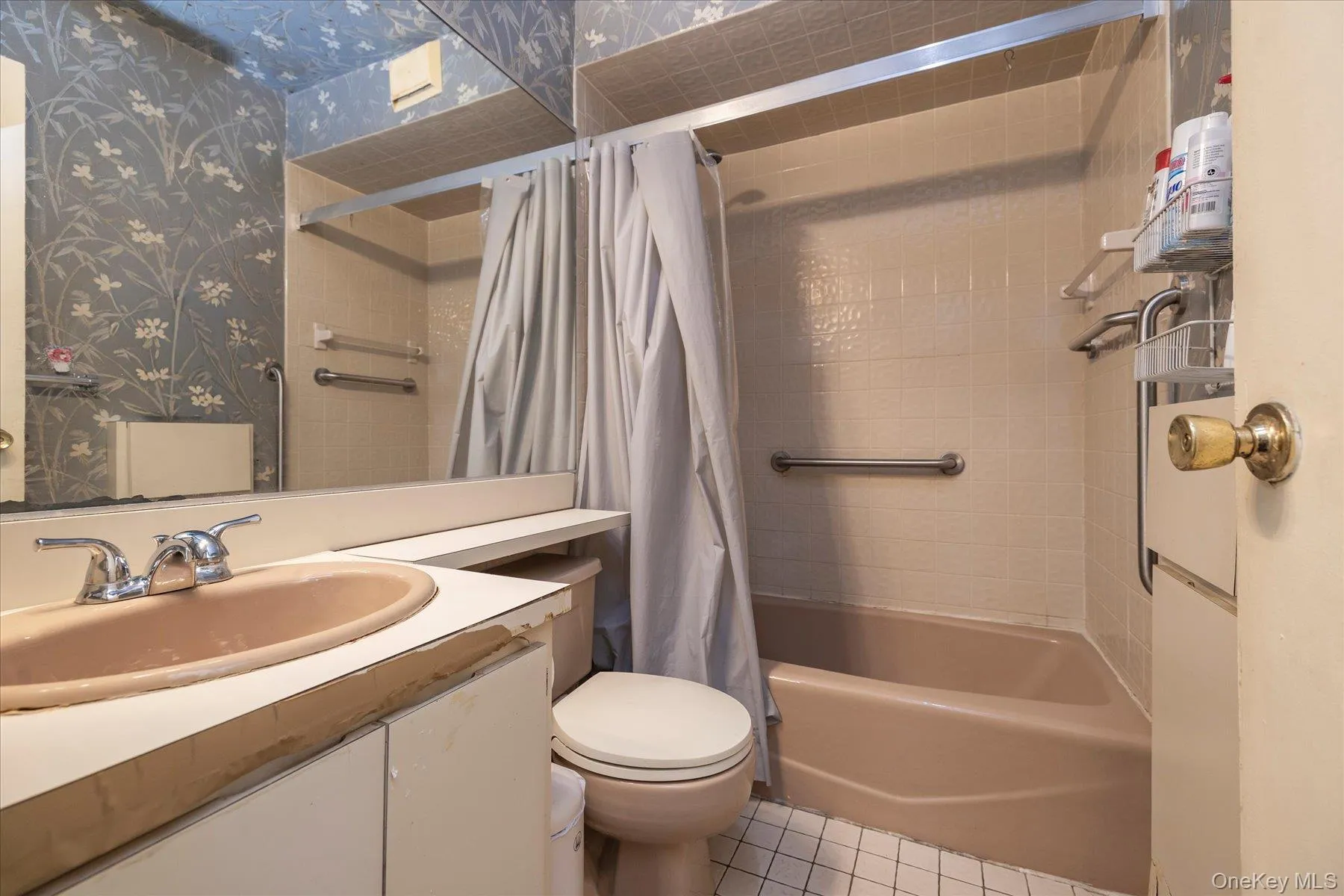 187 Raff Avenue, Hempstead, NY, 4 Bedrooms Bedrooms, 7 Rooms Rooms,1 BathroomBathrooms,Residential,For Rent,Raff,0,1025445 187 Raff Avenue, Hempstead, NY, 4 Bedrooms Bedrooms, 7 Rooms Rooms,1 BathroomBathrooms,Residential,For Rent,Raff,0,1025445
