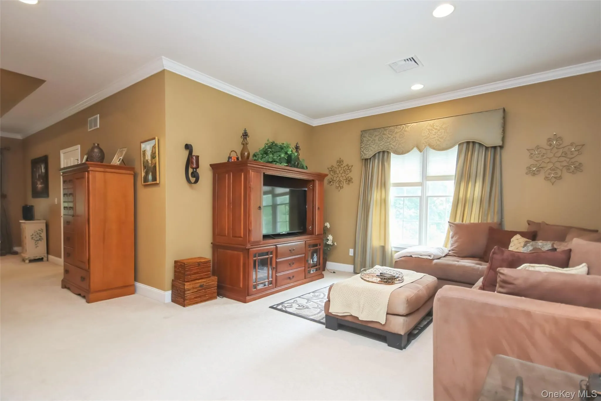 Master Br retreat w/ large sitting room Master Br retreat w/ large sitting room