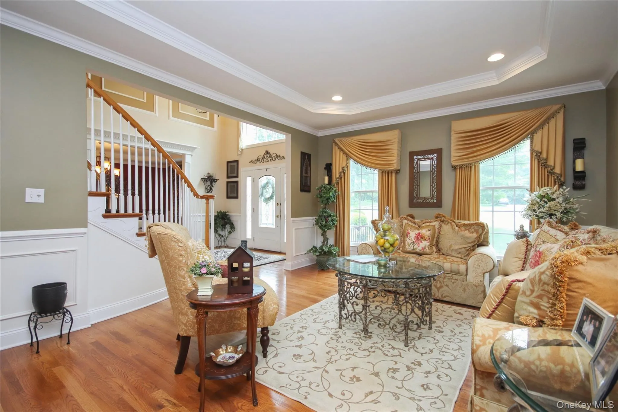 L/R w/ impressive architectural details L/R w/ impressive architectural details