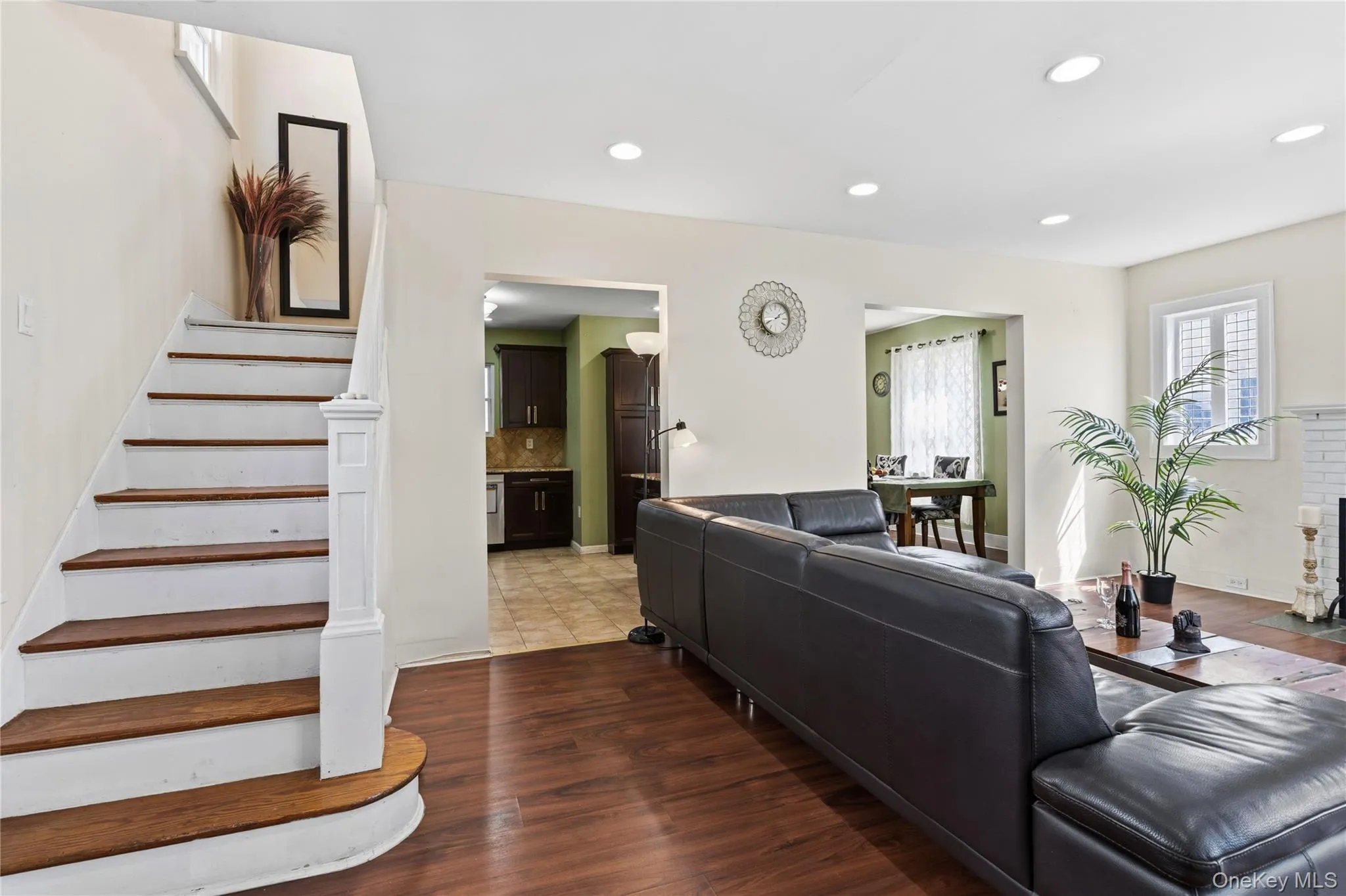 5 Burbury Lane, North Hempstead, NY, 3 Bedrooms Bedrooms, 8 Rooms Rooms,1 BathroomBathrooms,Residential Lease,For Rent,Burbury,0,1025497 5 Burbury Lane, North Hempstead, NY, 3 Bedrooms Bedrooms, 8 Rooms Rooms,1 BathroomBathrooms,Residential Lease,For Rent,Burbury,0,1025497