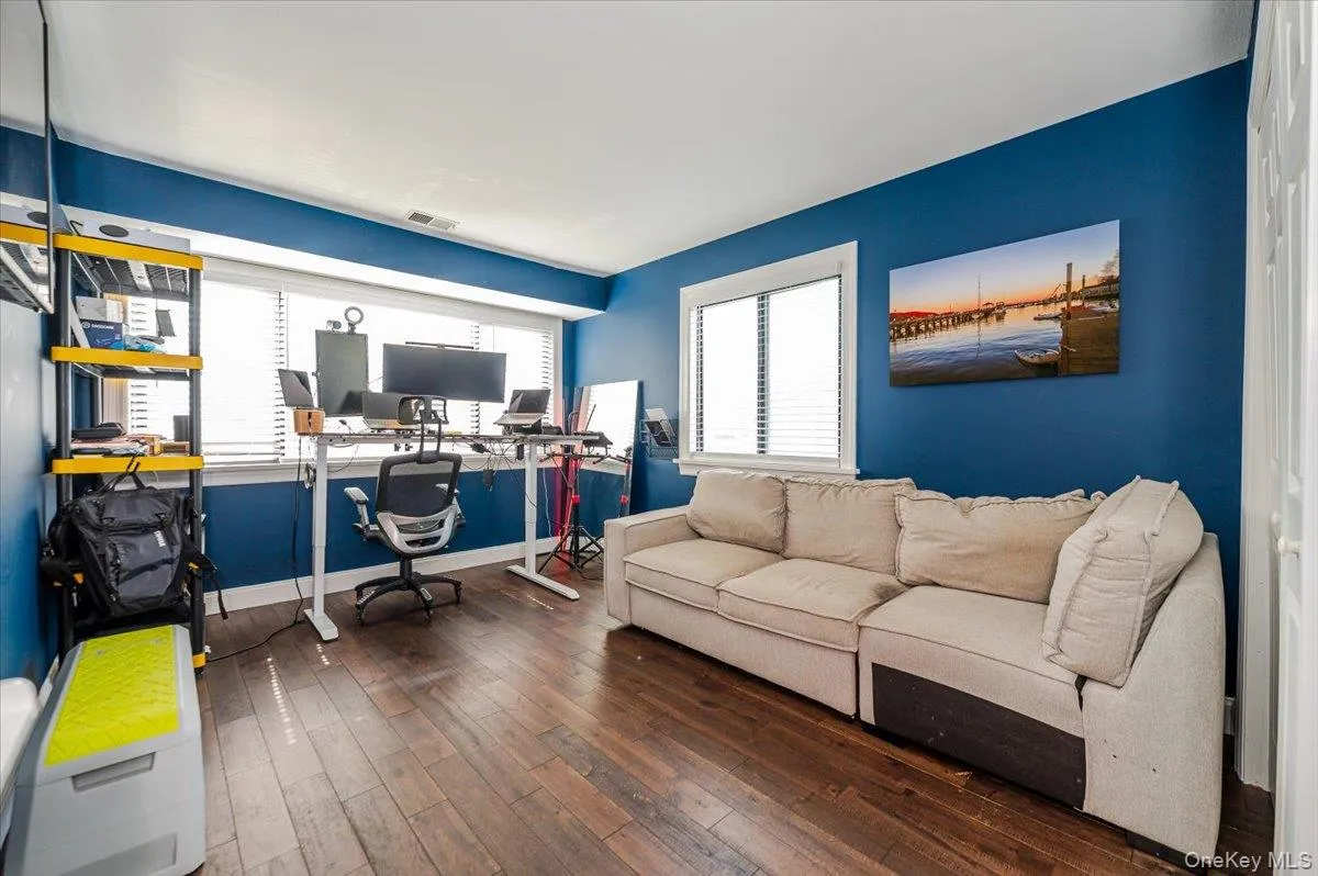 Guest bedroom that can also serve as a home office. Guest bedroom that can also serve as a home office.