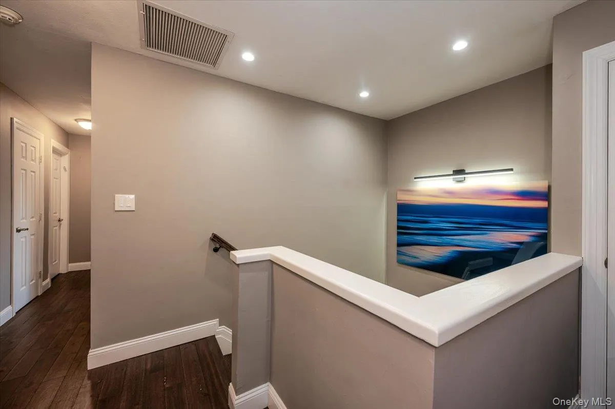 Upstairs landing to bedrooms and bathroom. Upstairs landing to bedrooms and bathroom.