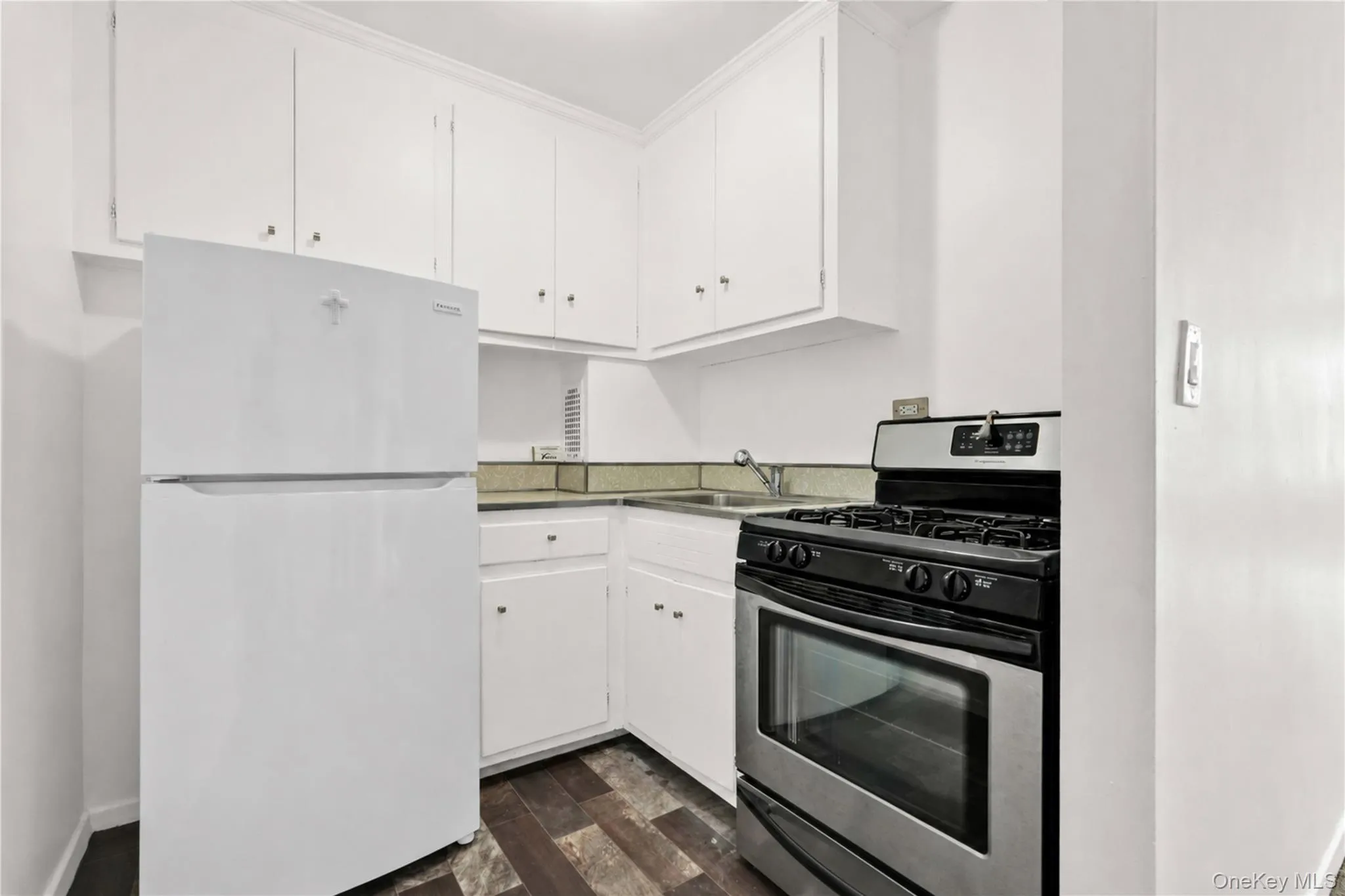 164-20 Highland Avenue, New York, NY, 1 Room Rooms,1 BathroomBathrooms,Residential,For Rent,Highland,0,1025521 164-20 Highland Avenue, New York, NY, 1 Room Rooms,1 BathroomBathrooms,Residential,For Rent,Highland,0,1025521