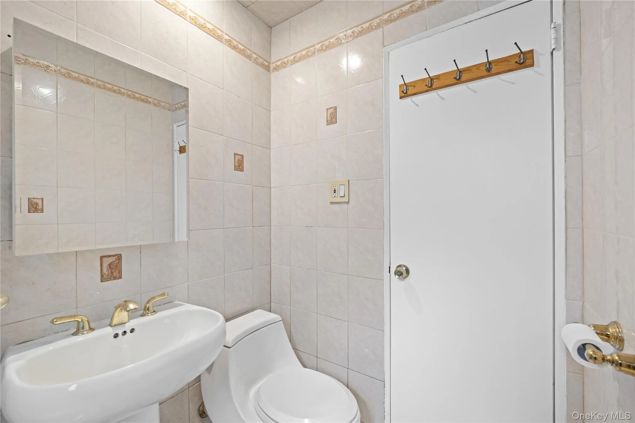 252-38 60th Avenue, New York, NY, 3 Bedrooms Bedrooms, 5 Rooms Rooms,1 BathroomBathrooms,Residential,For Rent,60th,0,1025525 252-38 60th Avenue, New York, NY, 3 Bedrooms Bedrooms, 5 Rooms Rooms,1 BathroomBathrooms,Residential,For Rent,60th,0,1025525
