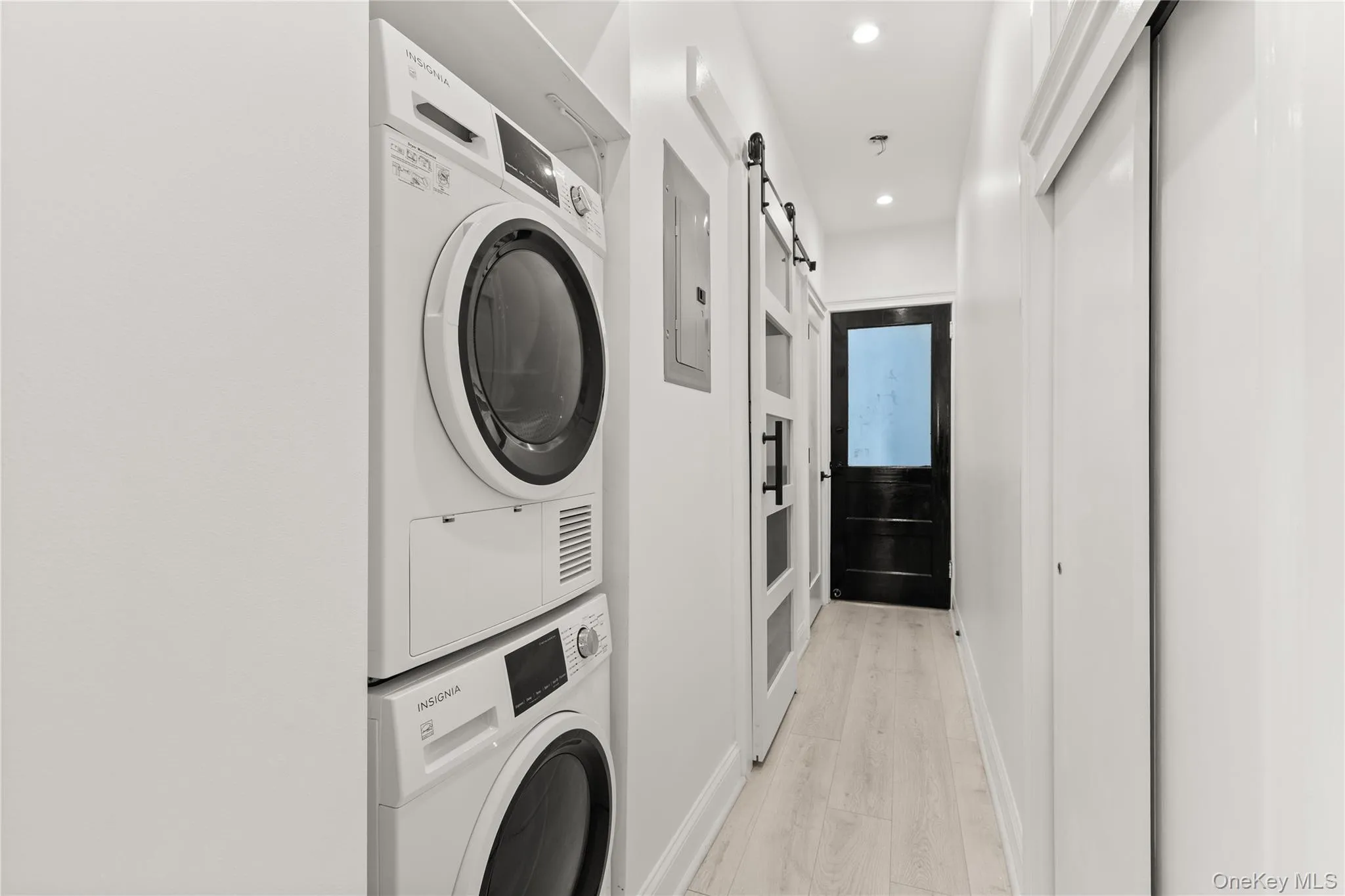 6133 Palmetto Street, New York, NY, 3 Bedrooms Bedrooms, 6 Rooms Rooms,1 BathroomBathrooms,Residential Lease,For Rent,Palmetto,0,1025560 6133 Palmetto Street, New York, NY, 3 Bedrooms Bedrooms, 6 Rooms Rooms,1 BathroomBathrooms,Residential Lease,For Rent,Palmetto,0,1025560
