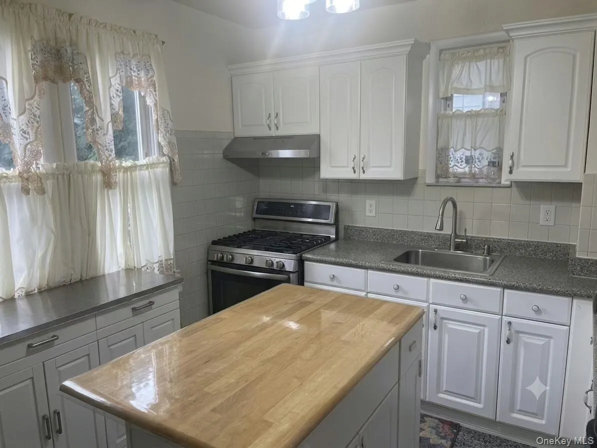 10506 221st Street, New York, NY, 3 Bedrooms Bedrooms, 6 Rooms Rooms,2 BathroomsBathrooms,Residential,For Rent,221st,0,1025581 10506 221st Street, New York, NY, 3 Bedrooms Bedrooms, 6 Rooms Rooms,2 BathroomsBathrooms,Residential,For Rent,221st,0,1025581