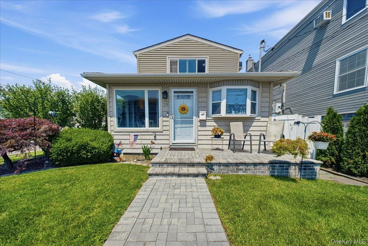 29 Milton Road, Babylon, NY, 3 Bedrooms Bedrooms, 6 Rooms Rooms,2 BathroomsBathrooms,Residential,For Rent,Milton,0,1025627 29 Milton Road, Babylon, NY, 3 Bedrooms Bedrooms, 6 Rooms Rooms,2 BathroomsBathrooms,Residential,For Rent,Milton,0,1025627
