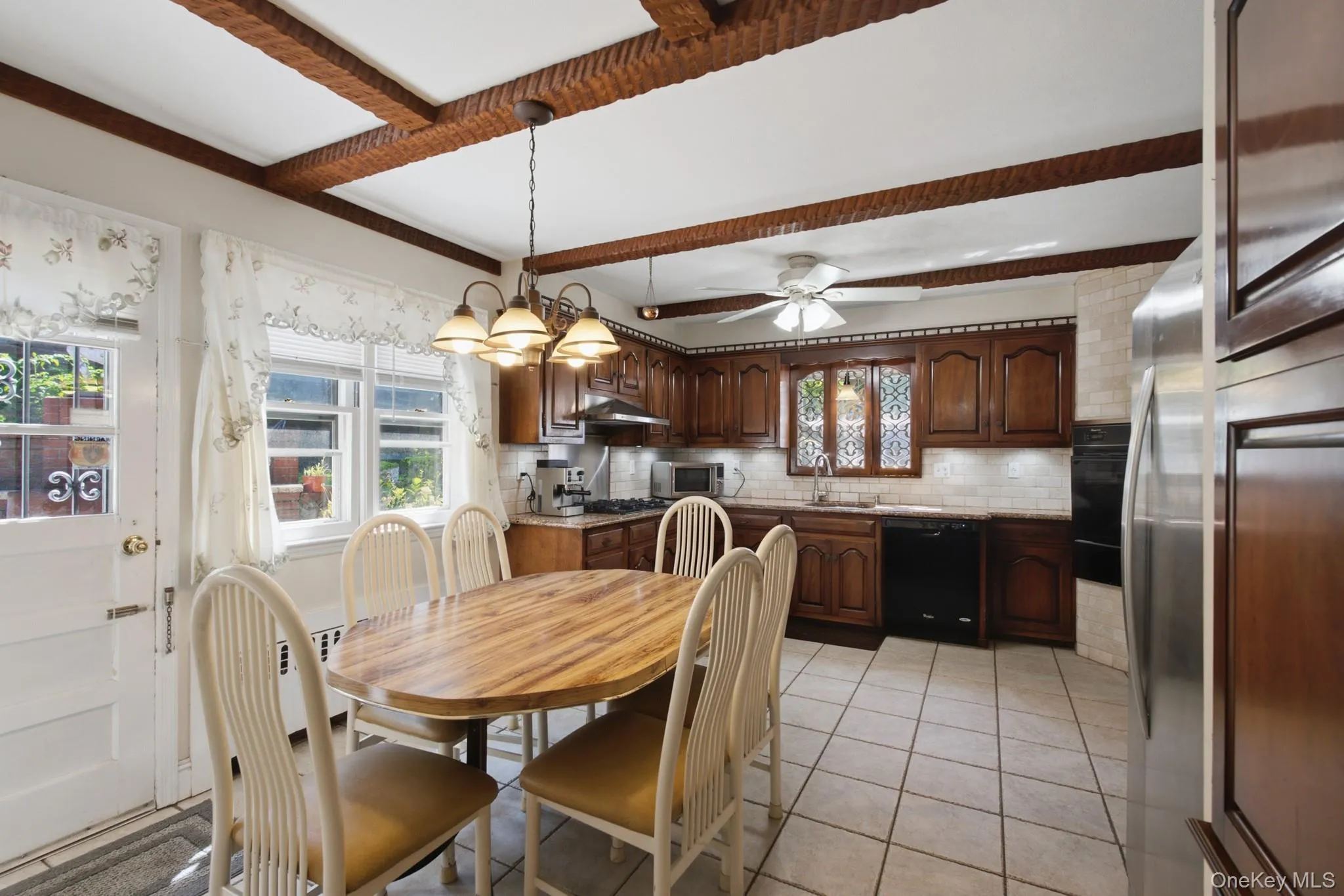 Alternate view showcasing the spacious eat-n kitchen area and convenient access to the outdoor patio. Alternate view showcasing the spacious eat-n kitchen area and convenient access to the outdoor patio.