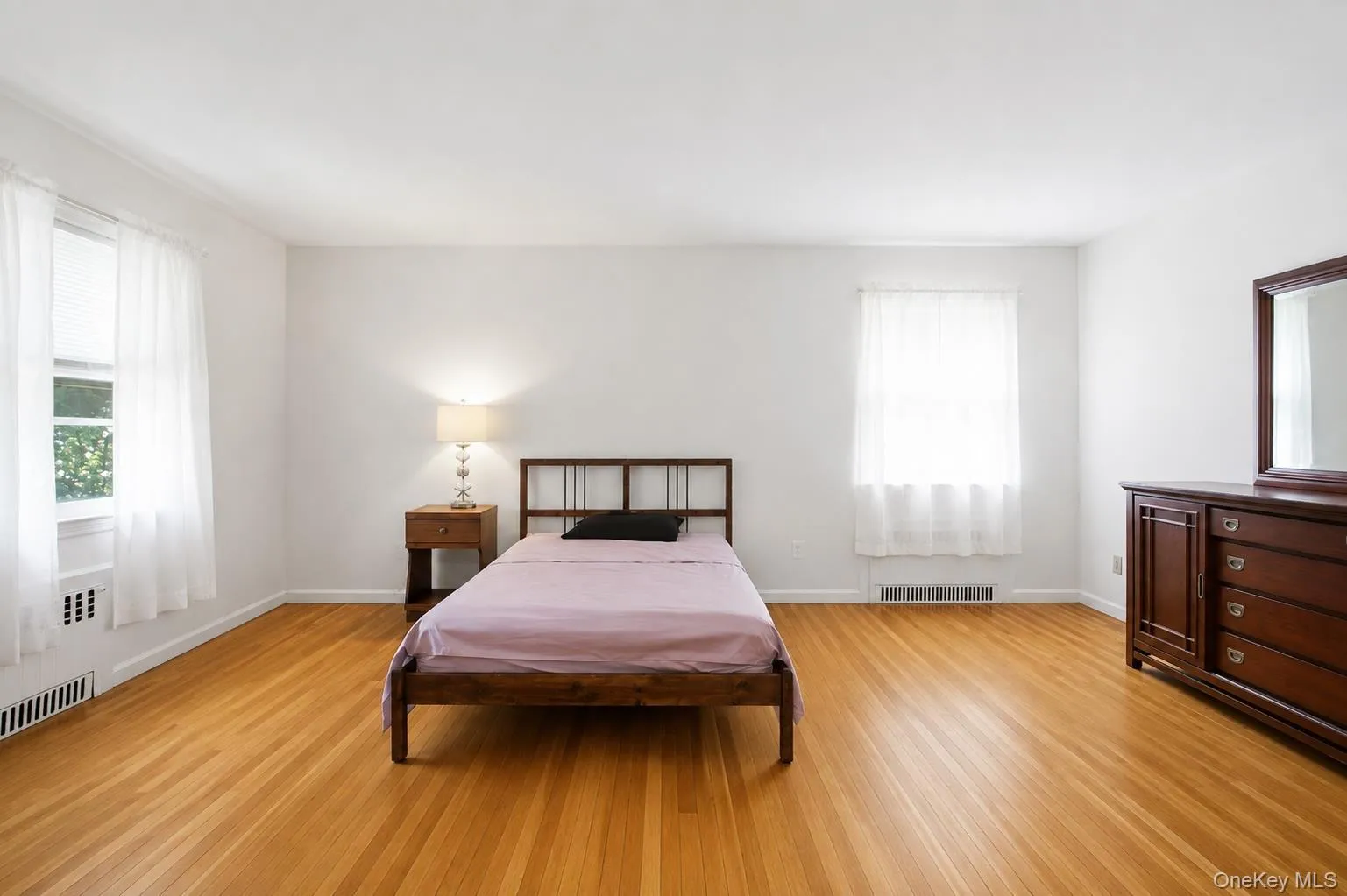 Bright secondary bedroom Bright secondary bedroom