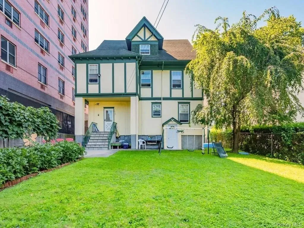 131 Lockwood Avenue, New Rochelle, NY, 2 Bedrooms Bedrooms, 4 Rooms Rooms,1 BathroomBathrooms,Residential Lease,For Rent,Lockwood,0,1025648 131 Lockwood Avenue, New Rochelle, NY, 2 Bedrooms Bedrooms, 4 Rooms Rooms,1 BathroomBathrooms,Residential Lease,For Rent,Lockwood,0,1025648
