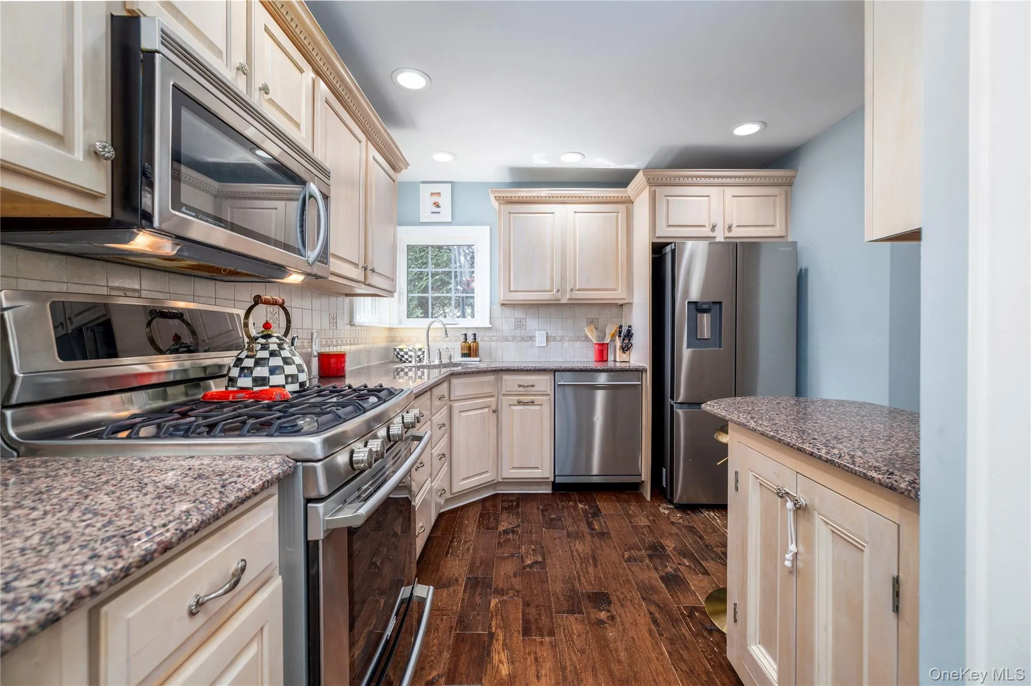 Stainless Appliances/ Wine Fridge Stainless Appliances/ Wine Fridge