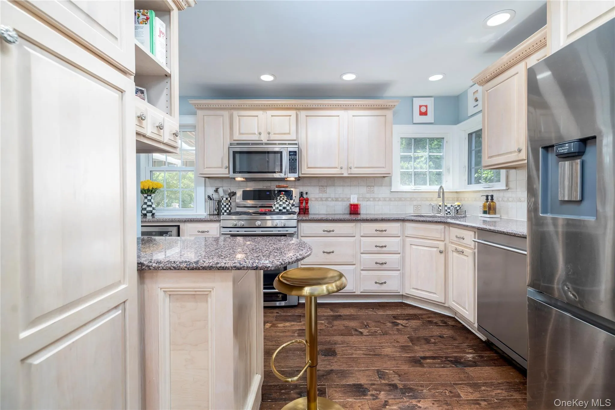 Bright & Spacious Kitchen Bright & Spacious Kitchen