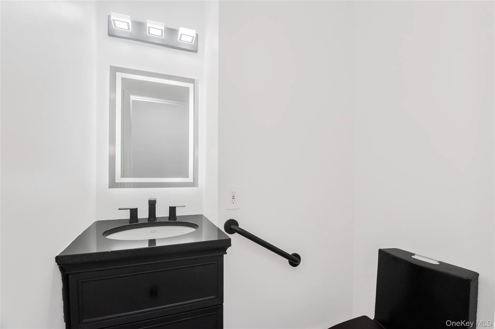 1/2 Bathroom / Powder Room 1/2 Bathroom / Powder Room