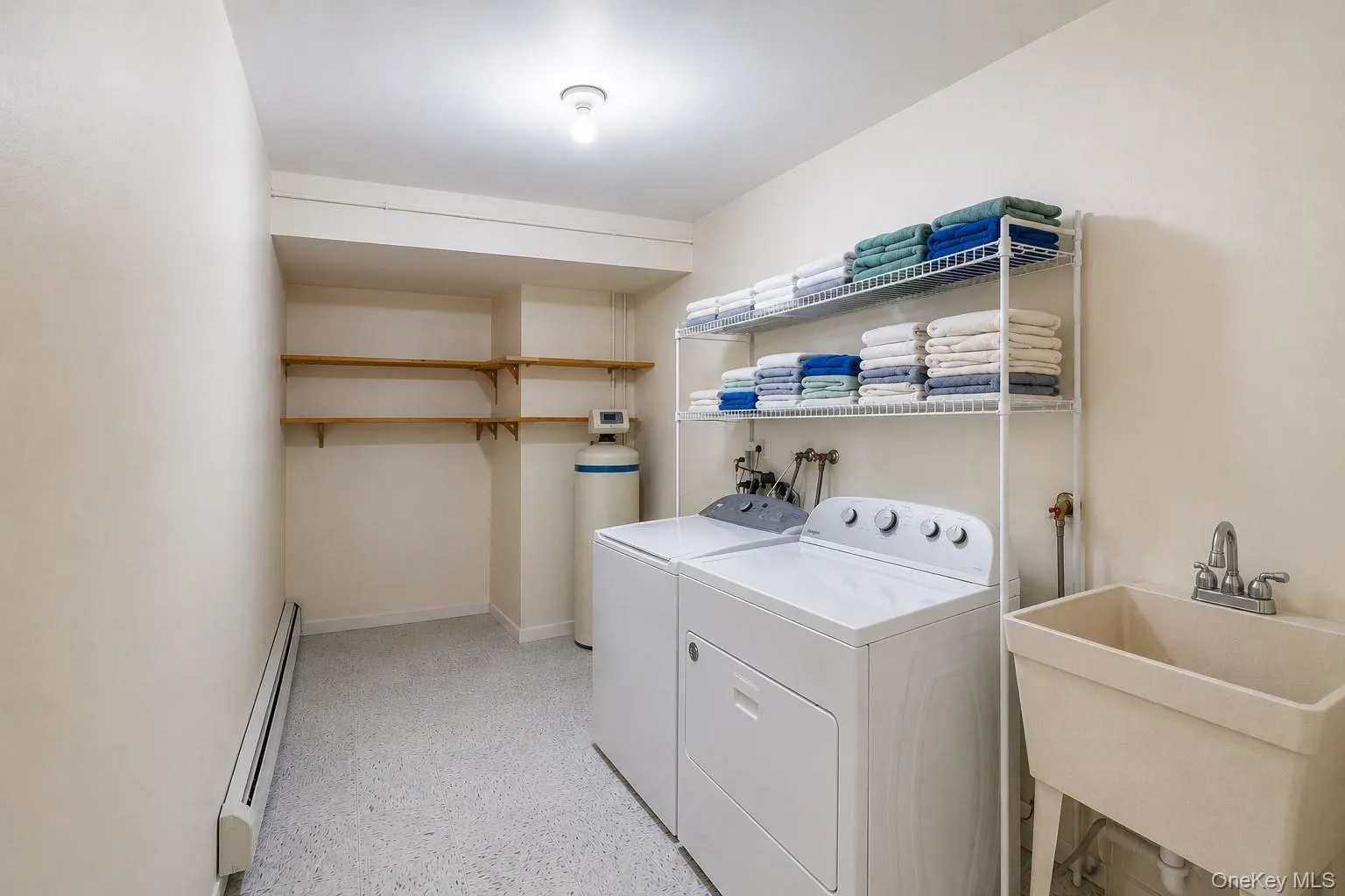 Large laundry and additional pantry(belongings removed with ai) Large laundry and additional pantry(belongings removed with ai)
