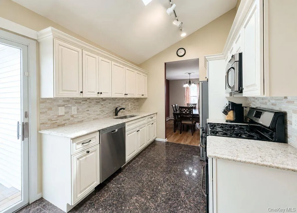 31 Westwood Drive, Brookhaven, NY, 4 Bedrooms Bedrooms, 8 Rooms Rooms,2 BathroomsBathrooms,Residential,For Rent,Westwood,0,1025731 31 Westwood Drive, Brookhaven, NY, 4 Bedrooms Bedrooms, 8 Rooms Rooms,2 BathroomsBathrooms,Residential,For Rent,Westwood,0,1025731