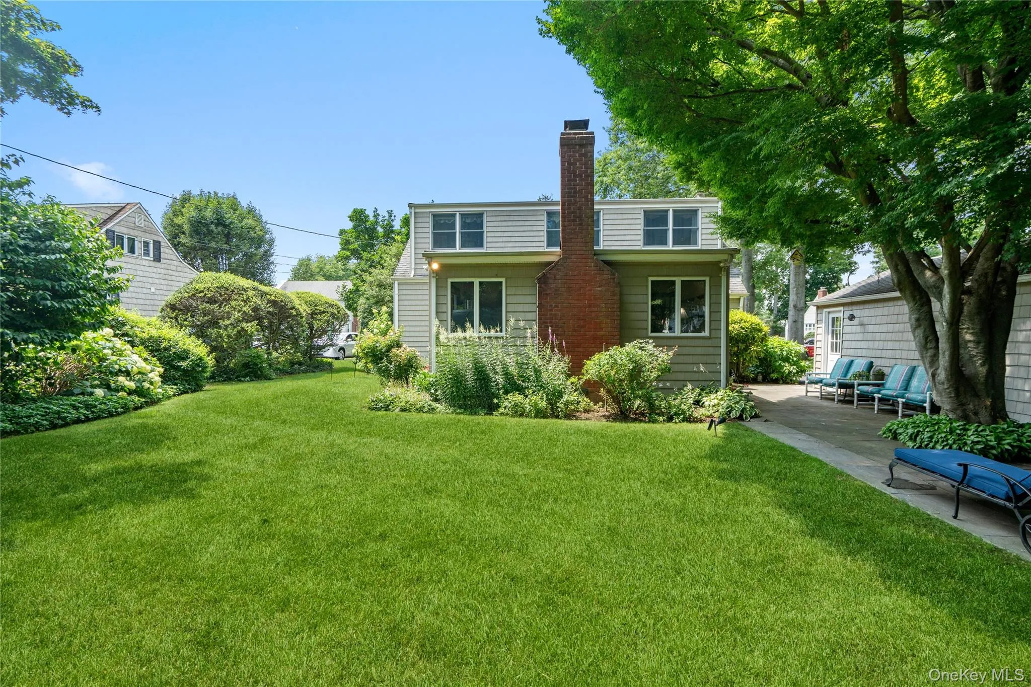 Expansive lawn Expansive lawn