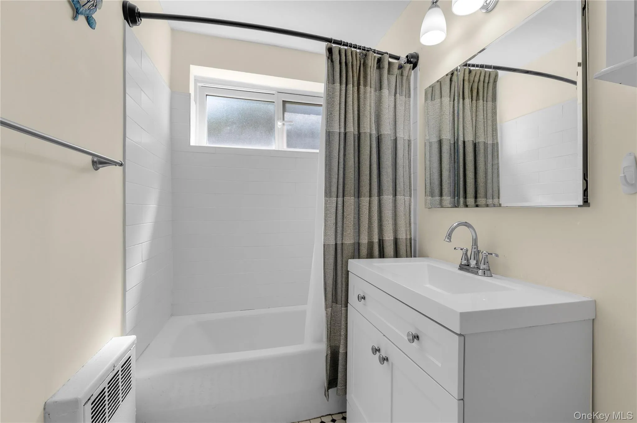 32 Pearsall Avenue, Glen Cove, NY, 1 Bedroom Bedrooms, 4 Rooms Rooms,1 BathroomBathrooms,Residential,For Rent,Pearsall,0,1025890 32 Pearsall Avenue, Glen Cove, NY, 1 Bedroom Bedrooms, 4 Rooms Rooms,1 BathroomBathrooms,Residential,For Rent,Pearsall,0,1025890