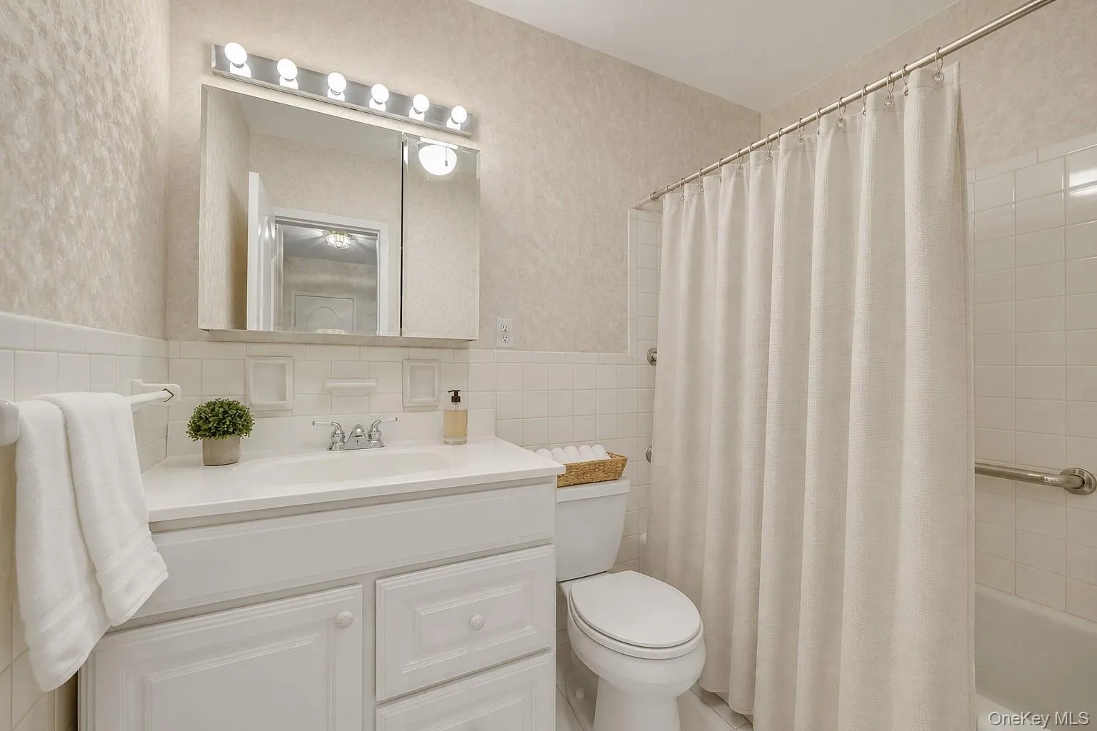 Well-maintained full hall bath just outside the second bedroom. Well-maintained full hall bath just outside the second bedroom.