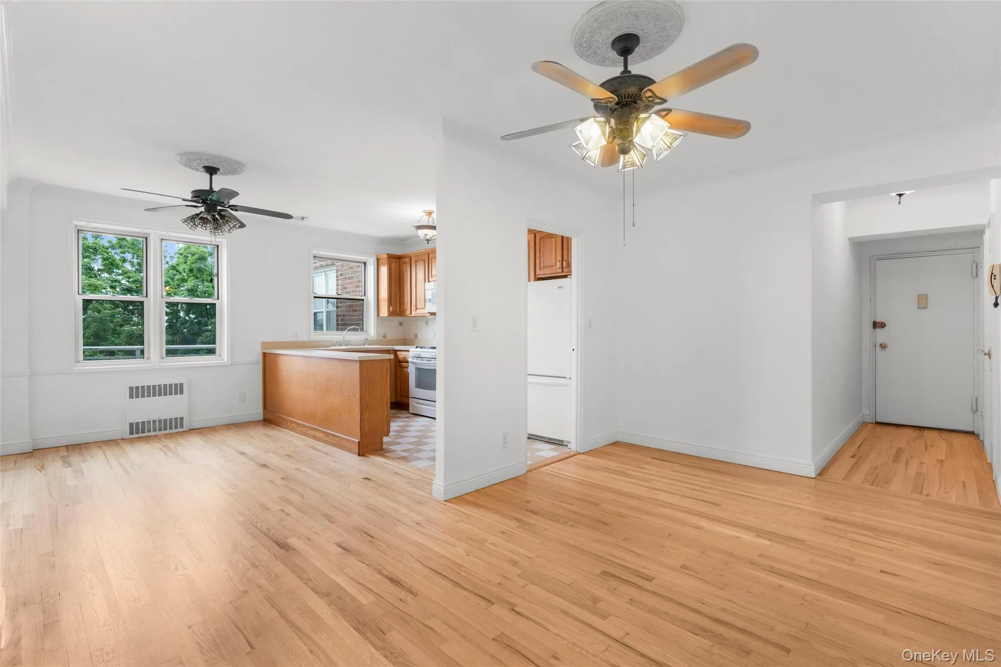 Spacious grand entryway to flex space, kitchen and dining. Spacious grand entryway to flex space, kitchen and dining.