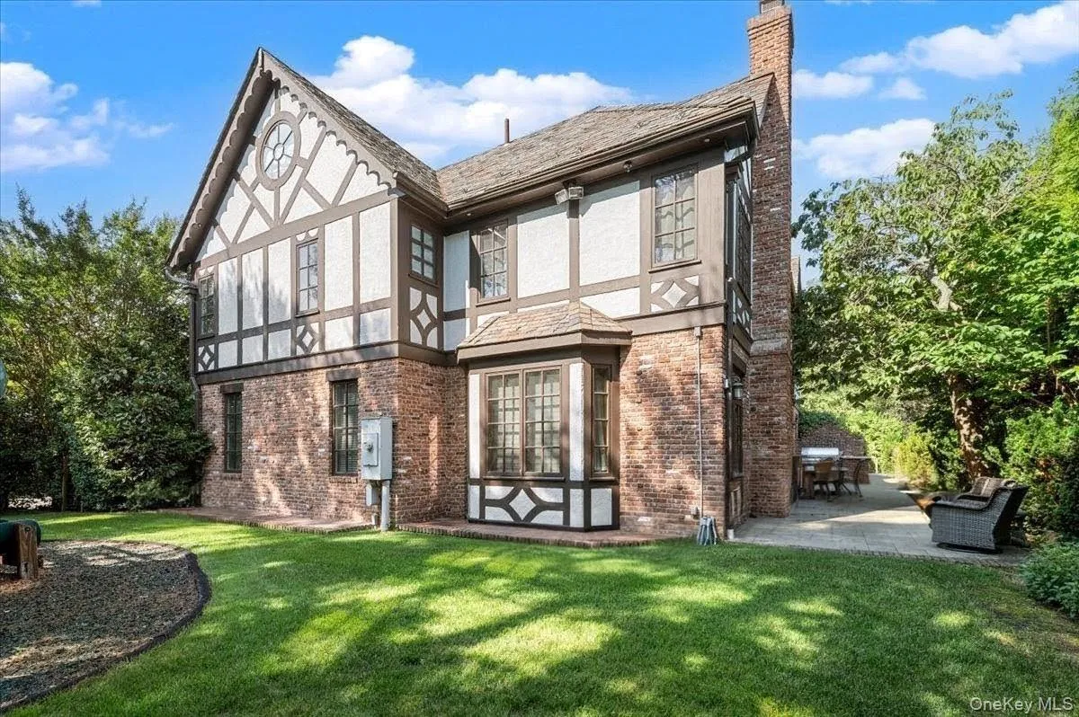 17 Sutton Place, Hempstead, NY, 8 Bedrooms Bedrooms, 19 Rooms Rooms,9 BathroomsBathrooms,Residential,For Rent,Sutton,0,1025922 17 Sutton Place, Hempstead, NY, 8 Bedrooms Bedrooms, 19 Rooms Rooms,9 BathroomsBathrooms,Residential,For Rent,Sutton,0,1025922