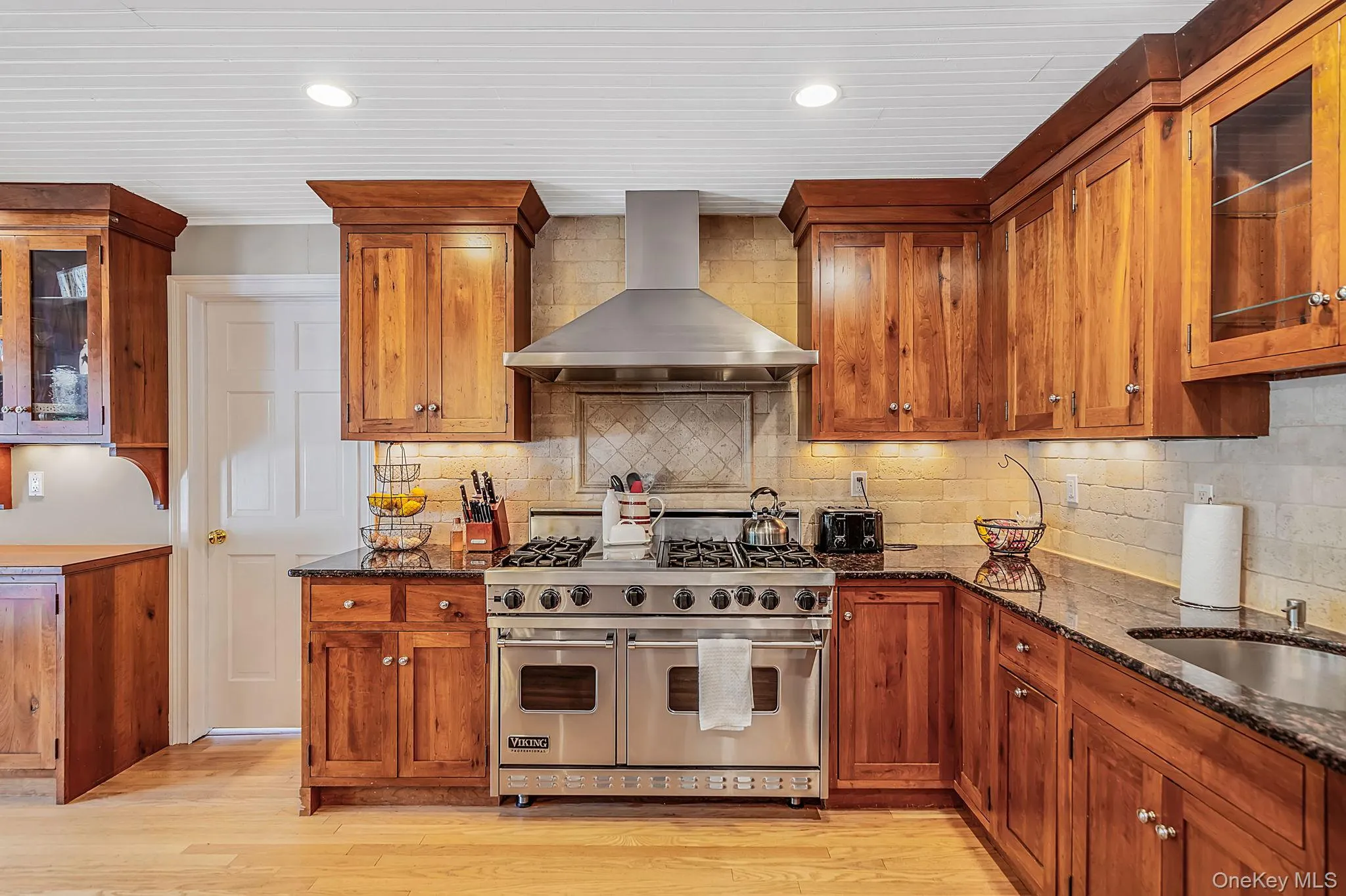 EIK with Beautiful Cabinetry, SS Appliances, Viking Stove, Large Center Island, Quartz Countertops EIK with Beautiful Cabinetry, SS Appliances, Viking Stove, Large Center Island, Quartz Countertops