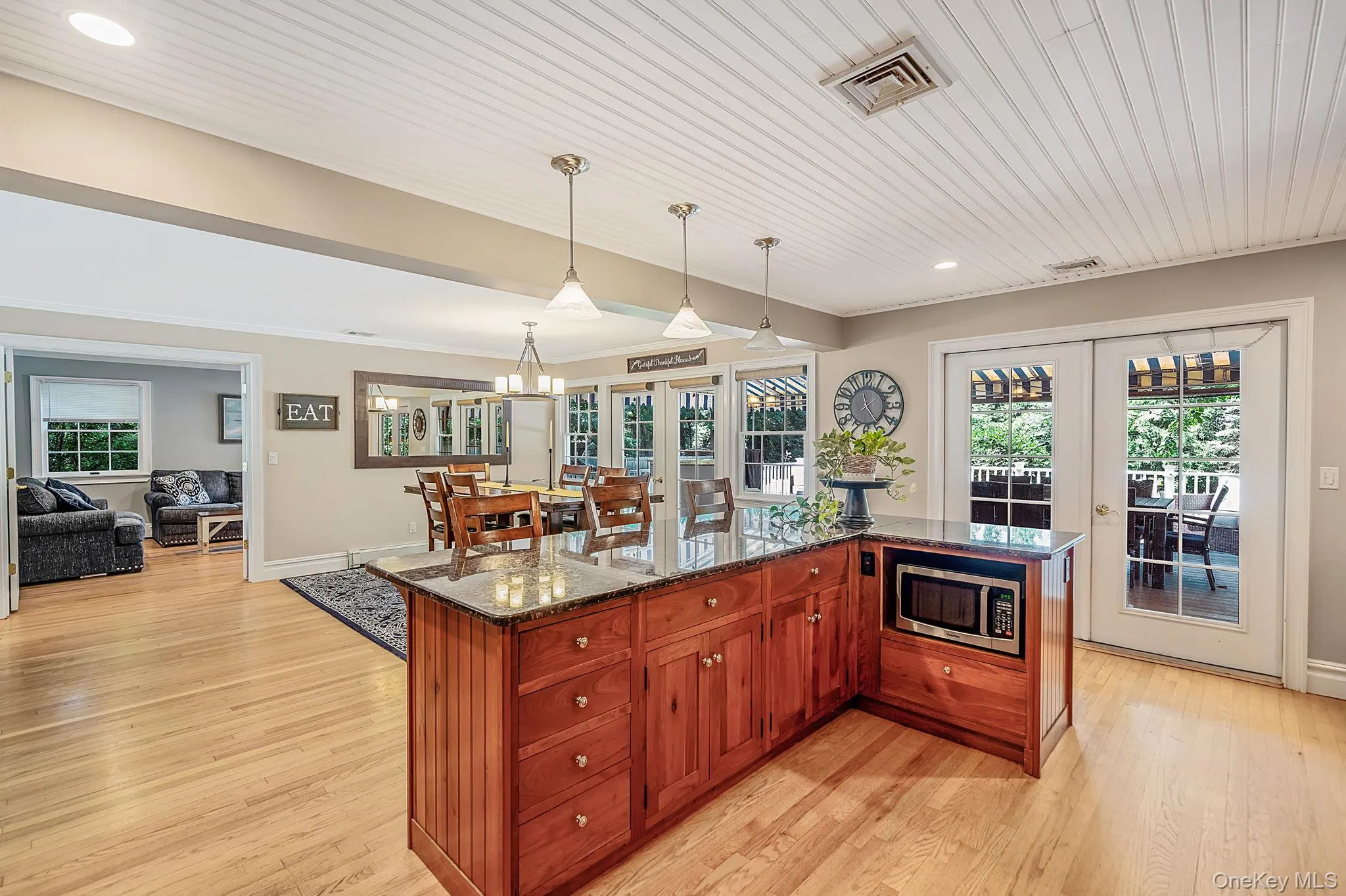 EIK with Beautiful Cabinetry, SS Appliances, Viking Stove, Large Center Island, Quartz Countertops EIK with Beautiful Cabinetry, SS Appliances, Viking Stove, Large Center Island, Quartz Countertops
