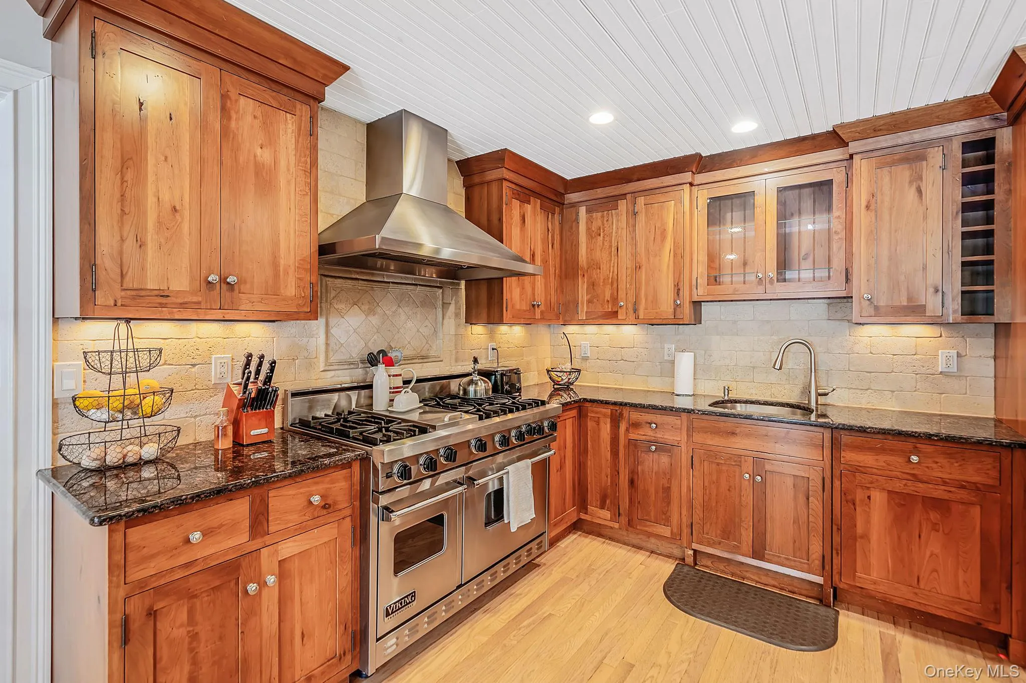 EIK with Beautiful Cabinetry, SS Appliances, Viking Stove, Large Center Island, Quartz Countertops EIK with Beautiful Cabinetry, SS Appliances, Viking Stove, Large Center Island, Quartz Countertops