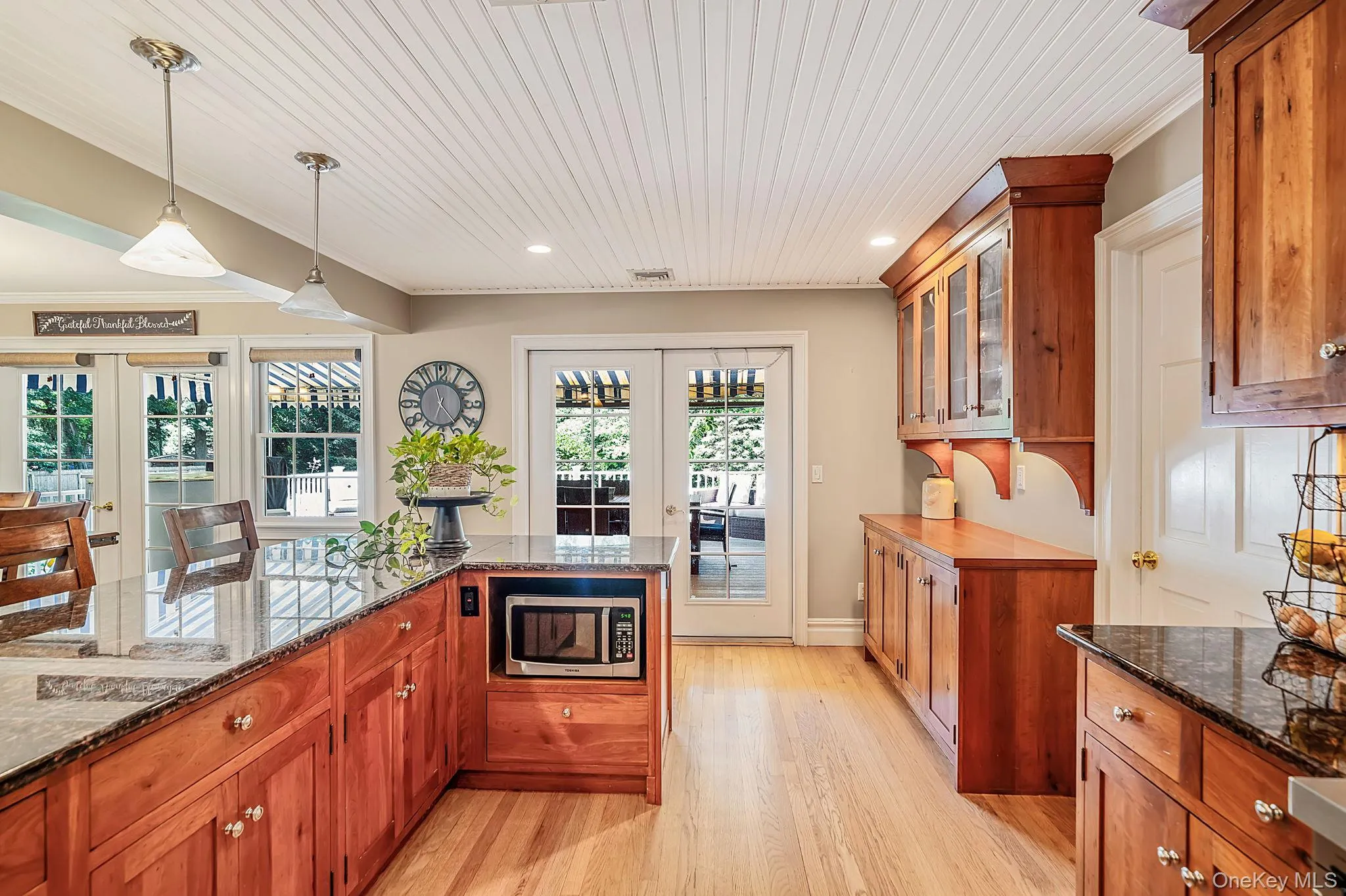 EIK with Beautiful Cabinetry, SS Appliances, Viking Stove, Large Center Island, Quartz Countertops EIK with Beautiful Cabinetry, SS Appliances, Viking Stove, Large Center Island, Quartz Countertops