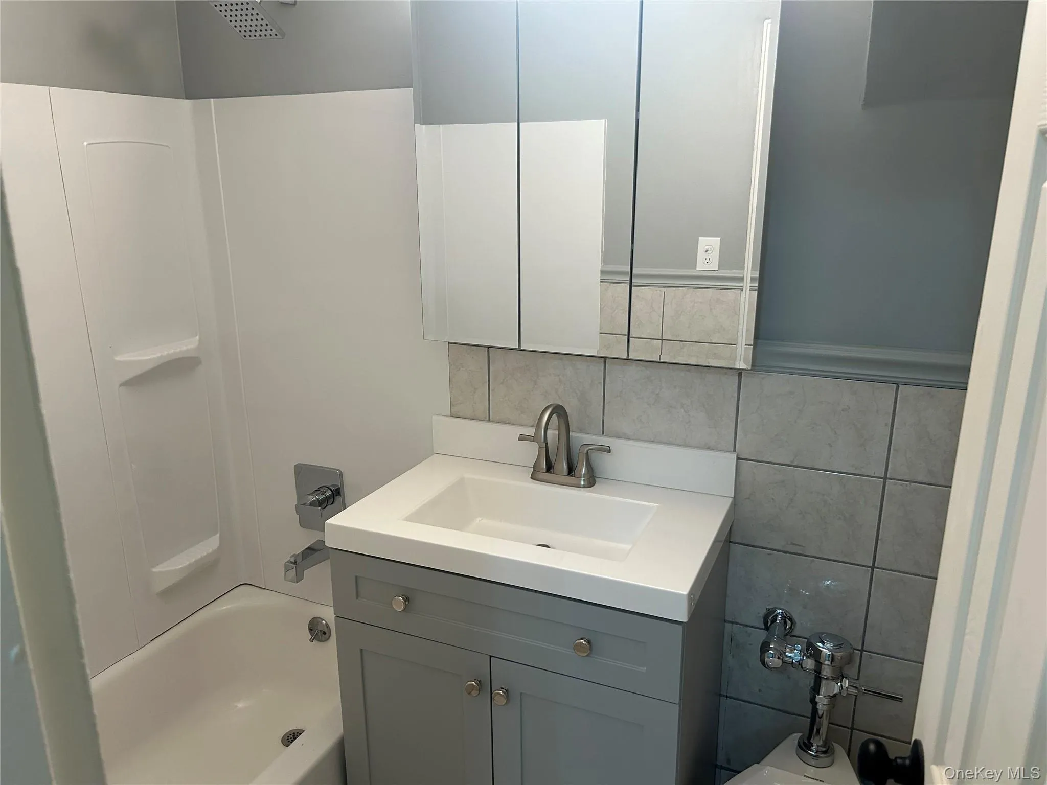 Newly Updated Full Bathroom!! Newly Updated Full Bathroom!!