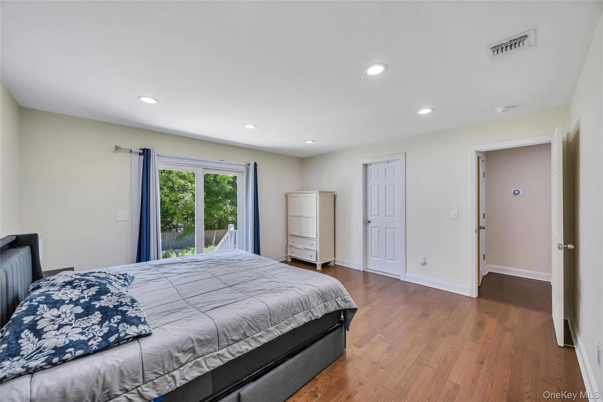 71 Penn Street, Brookhaven, NY, 6 Bedrooms Bedrooms, 9 Rooms Rooms,3 BathroomsBathrooms,Residential,For Rent,Penn,0,1026021 71 Penn Street, Brookhaven, NY, 6 Bedrooms Bedrooms, 9 Rooms Rooms,3 BathroomsBathrooms,Residential,For Rent,Penn,0,1026021