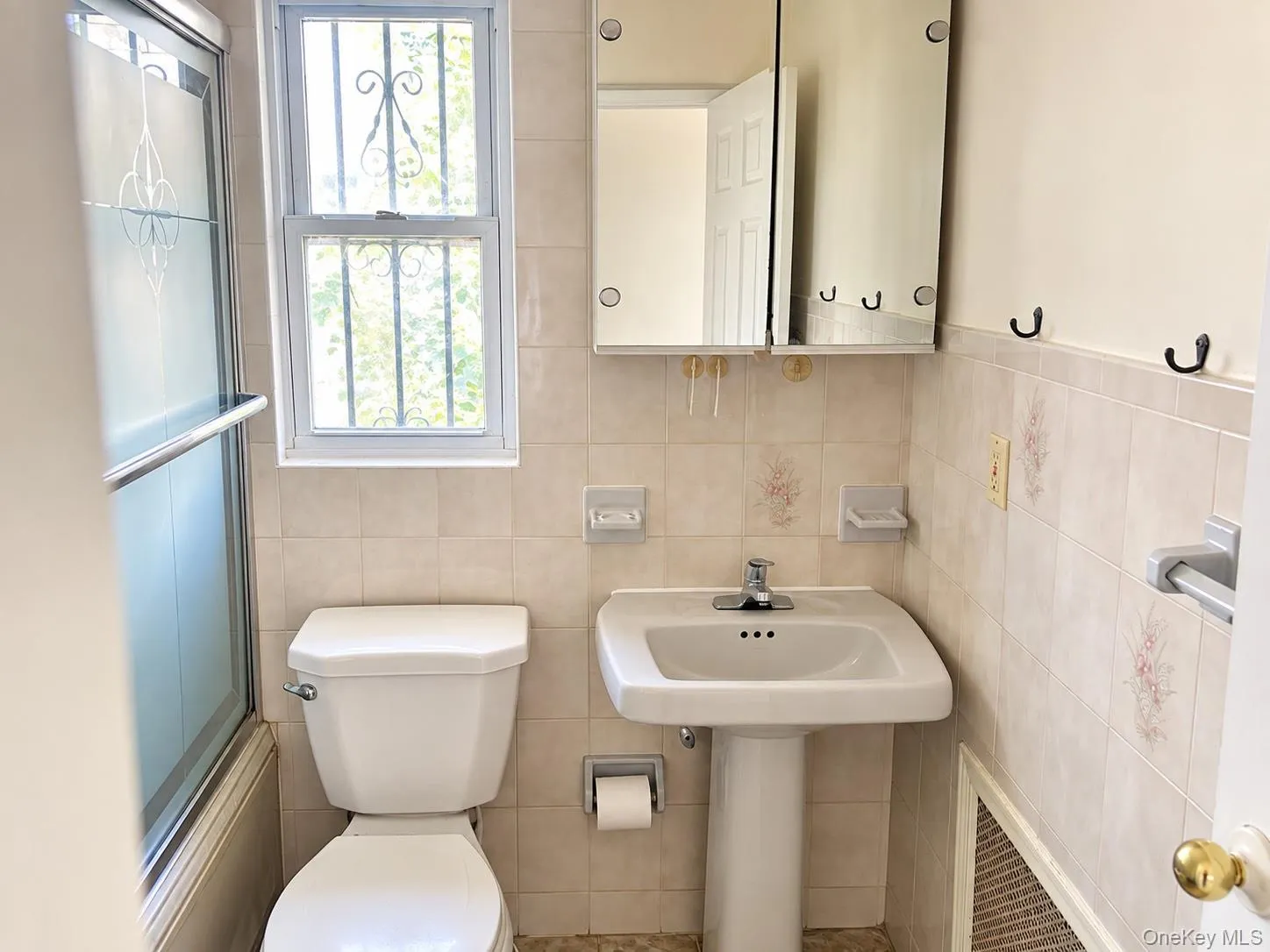 1519 Gillespie Avenue, New York, NY, 1 Bedroom Bedrooms, 3 Rooms Rooms,1 BathroomBathrooms,Residential,For Rent,Gillespie,0,1026036 1519 Gillespie Avenue, New York, NY, 1 Bedroom Bedrooms, 3 Rooms Rooms,1 BathroomBathrooms,Residential,For Rent,Gillespie,0,1026036