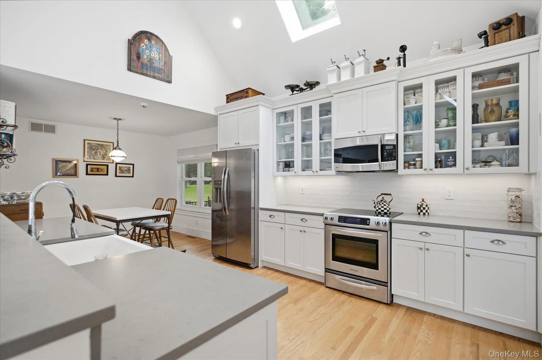 Stainless Appliances - Eat-in Kitchen Stainless Appliances - Eat-in Kitchen