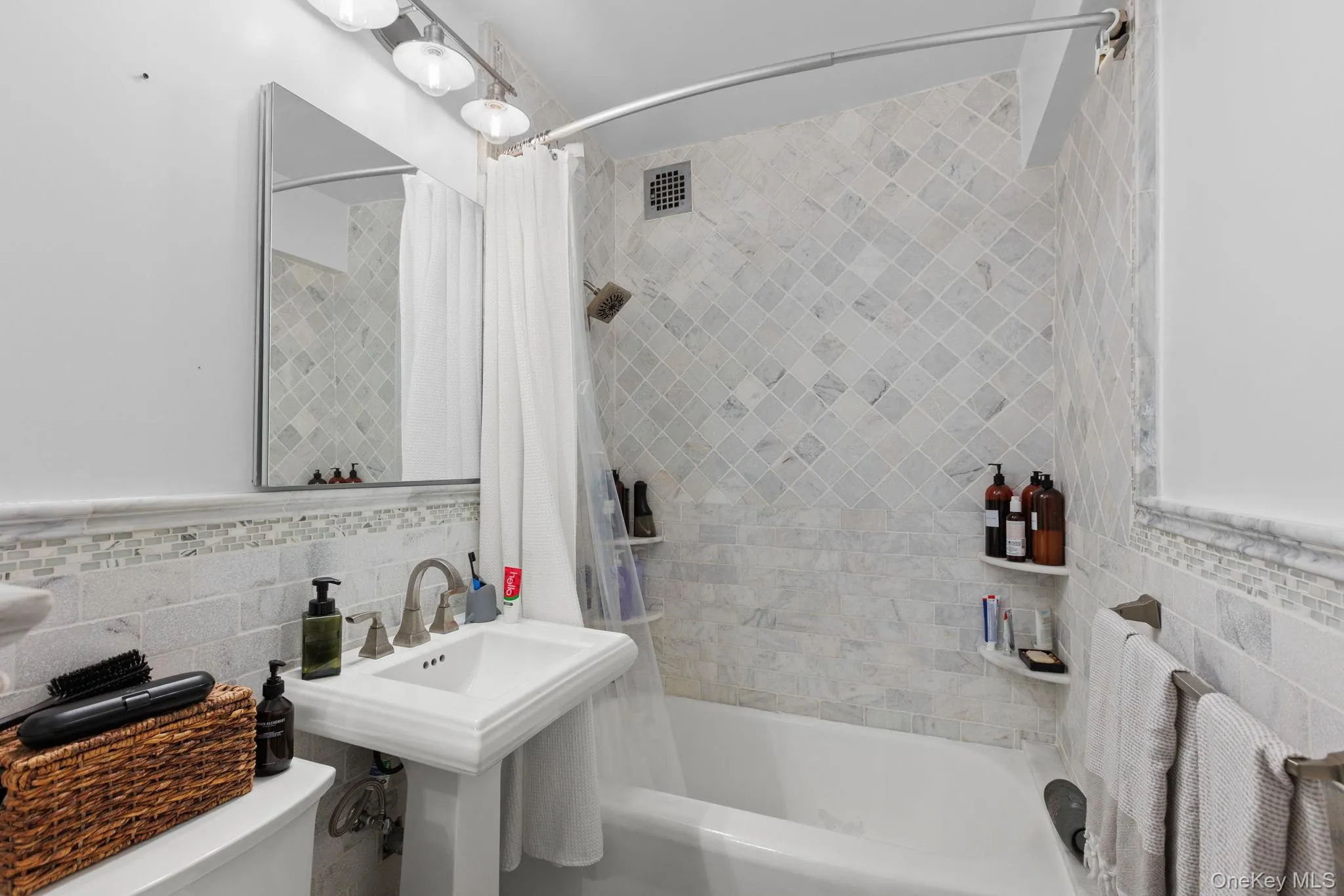 325 Main Street, White Plains, NY, 3 Bedrooms Bedrooms, 8 Rooms Rooms,2 BathroomsBathrooms,Residential,For Rent,Main,0,1026066 325 Main Street, White Plains, NY, 3 Bedrooms Bedrooms, 8 Rooms Rooms,2 BathroomsBathrooms,Residential,For Rent,Main,0,1026066