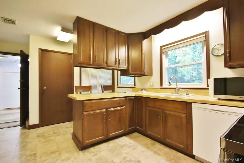 5 Drake Lane, Thompson, NY, 3 Bedrooms Bedrooms, 6 Rooms Rooms,2 BathroomsBathrooms,Residential,For Rent,Drake,0,1026090 5 Drake Lane, Thompson, NY, 3 Bedrooms Bedrooms, 6 Rooms Rooms,2 BathroomsBathrooms,Residential,For Rent,Drake,0,1026090